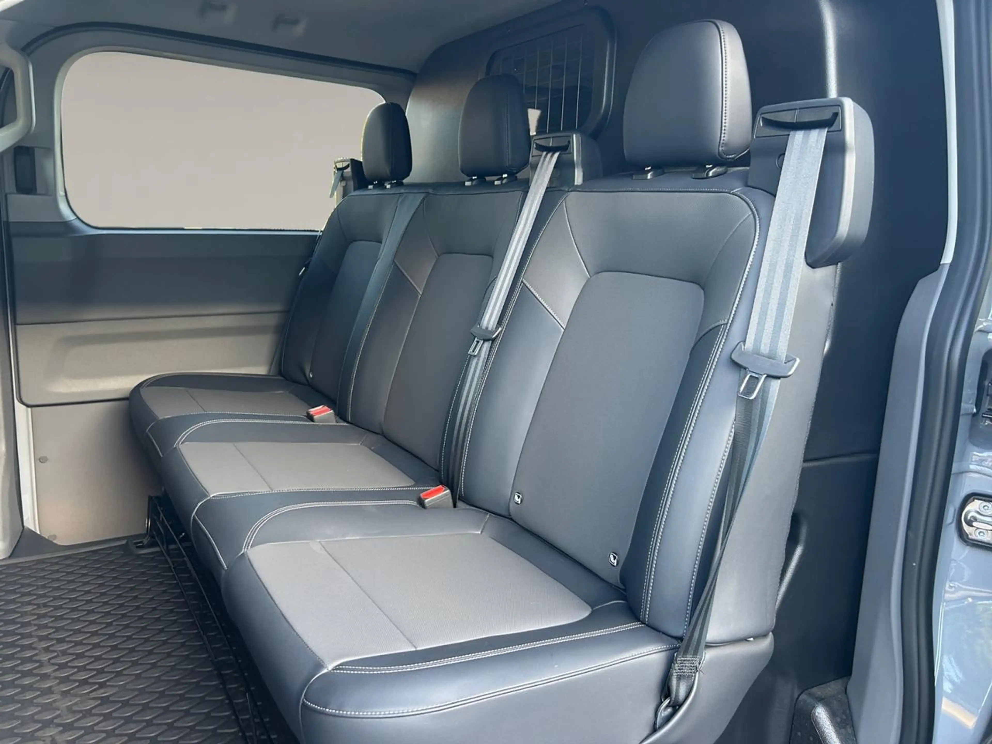 Volkswagen Transporter Transporter Double cabine Long  2,0 l 2,0 TDI  150ch Boîte automatique 8 vitesses — photo 9