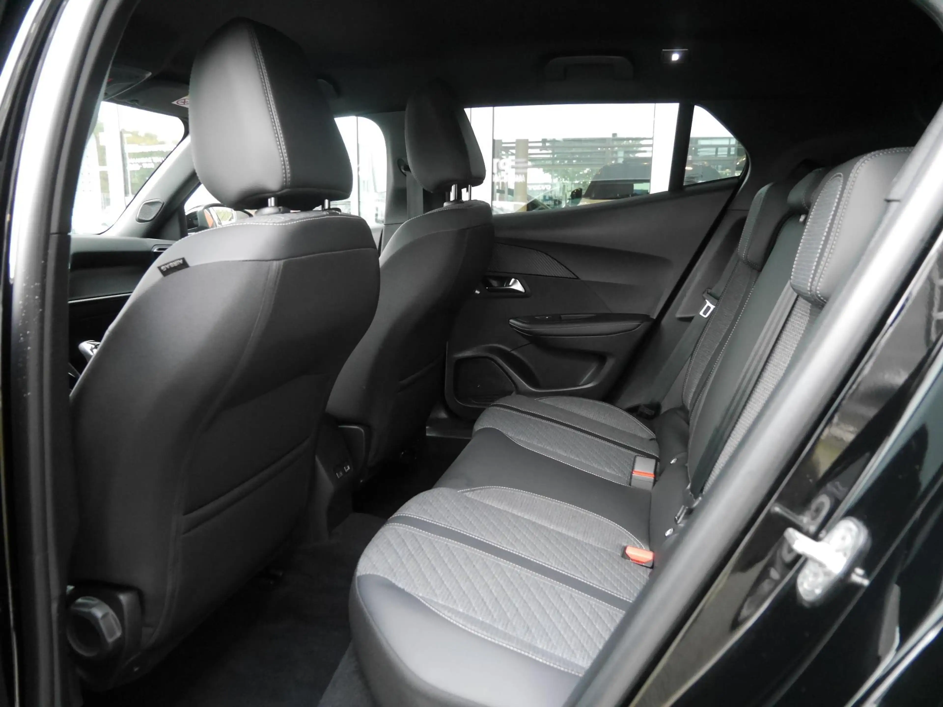 Peugeot 2008 1.2 PureTech 100 Allure | Trekhaak | Navigatie | C — photo 11