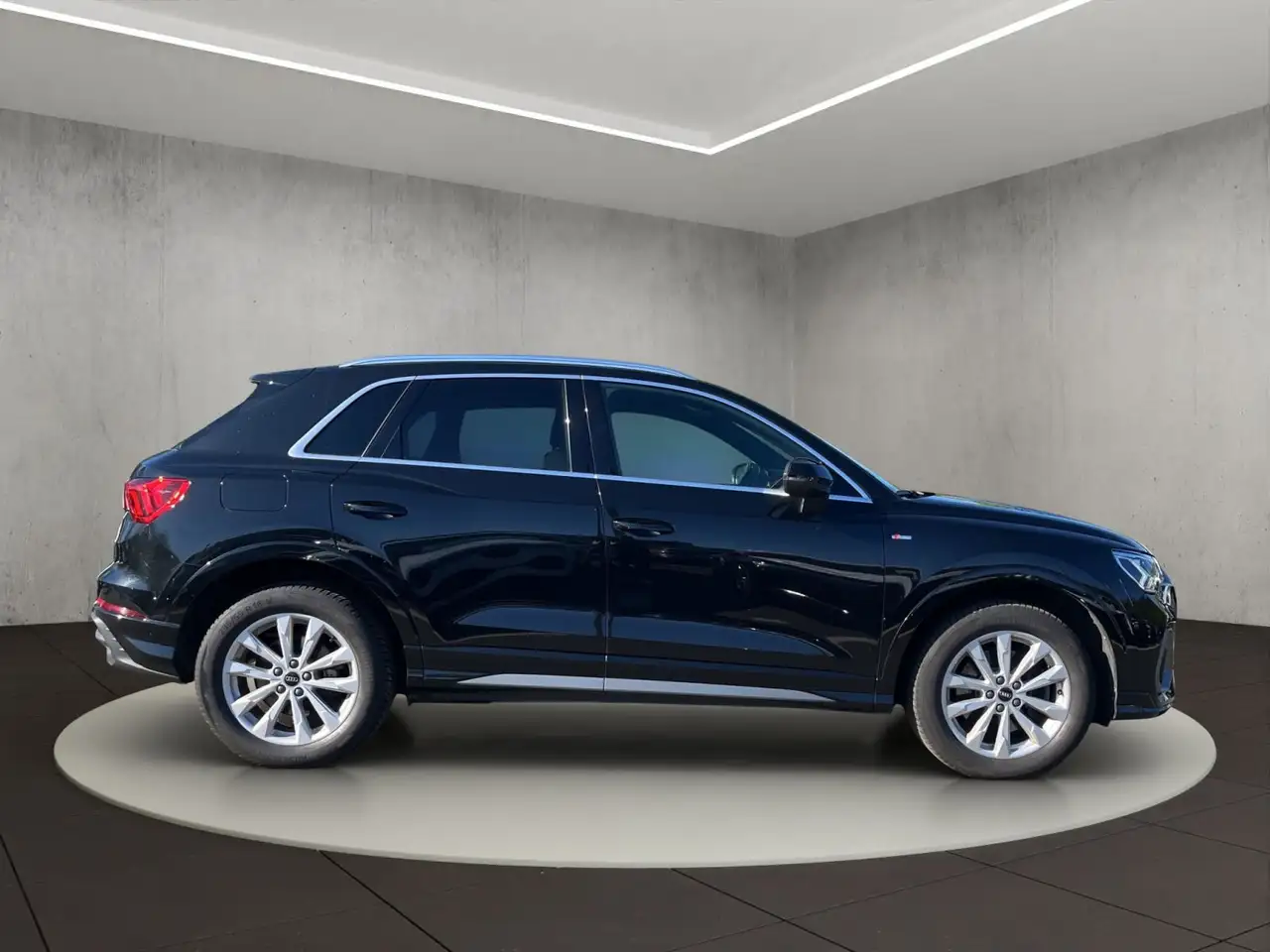 Audi Q3 1.4 TFSI e S line 45 e 180(245) kW(PS) S tron 6