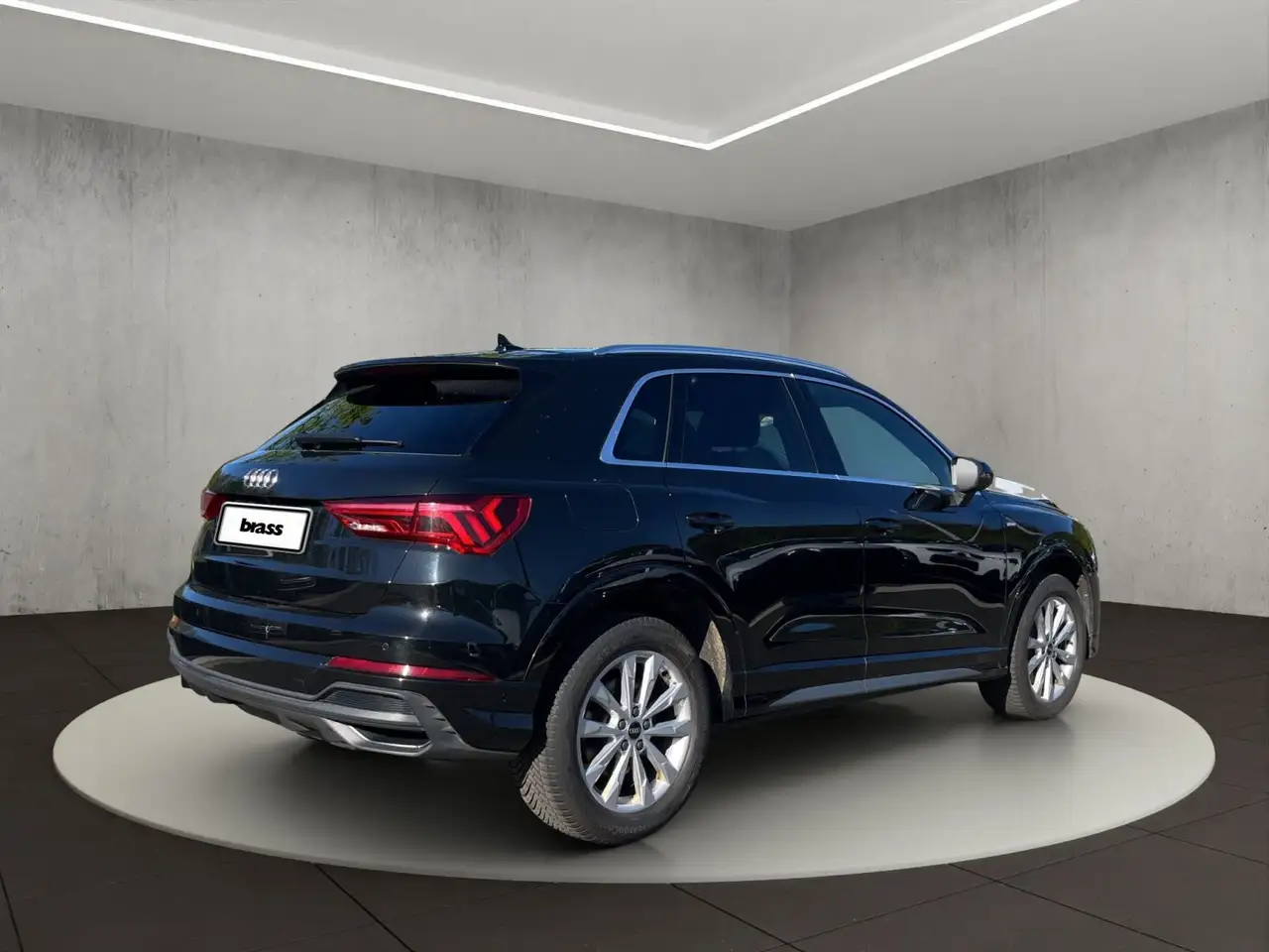 Audi Q3 1.4 TFSI e S line 45 e 180(245) kW(PS) S tron 5