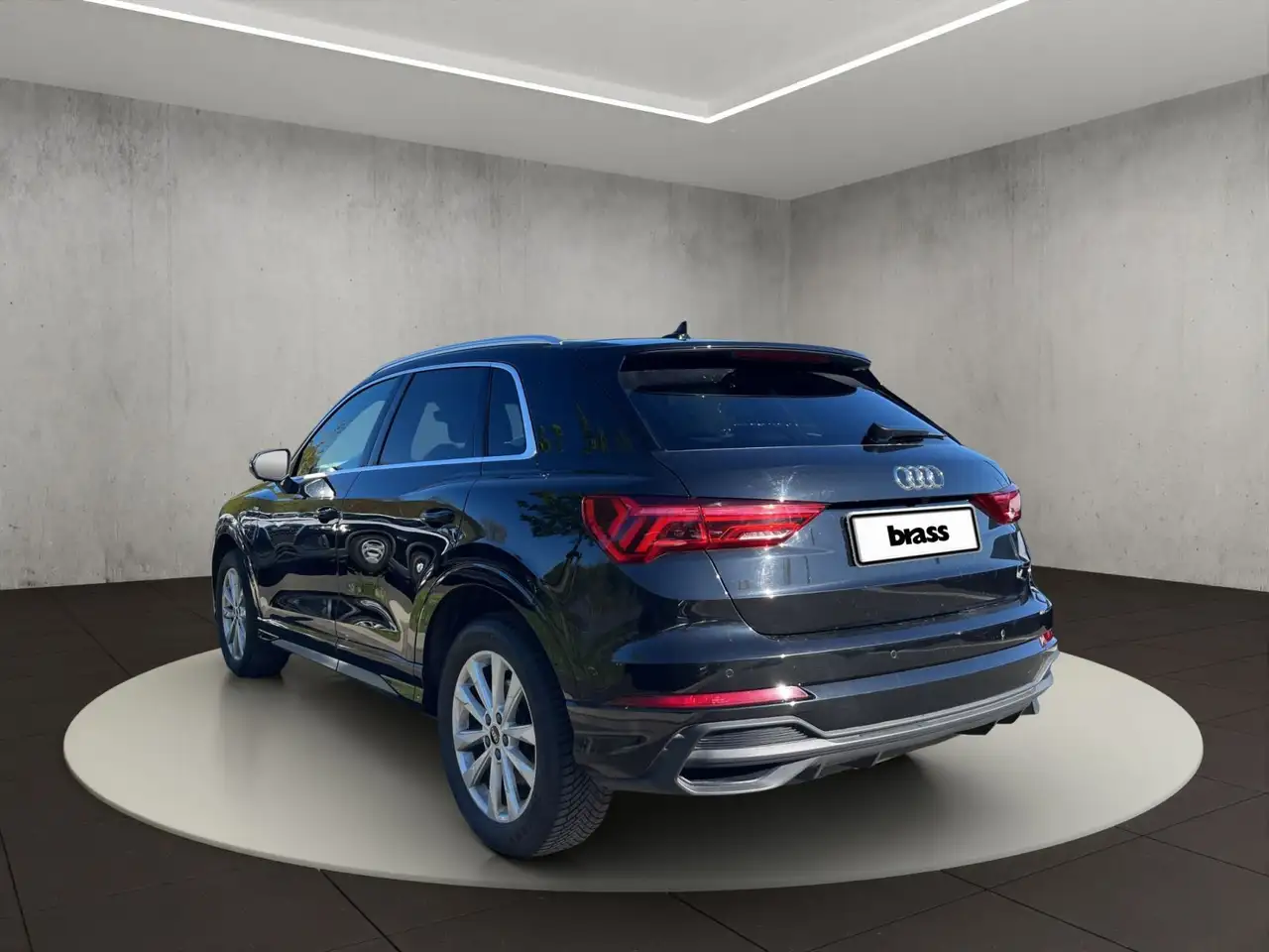 Audi Q3 1.4 TFSI e S line 45 e 180(245) kW(PS) S tron 3