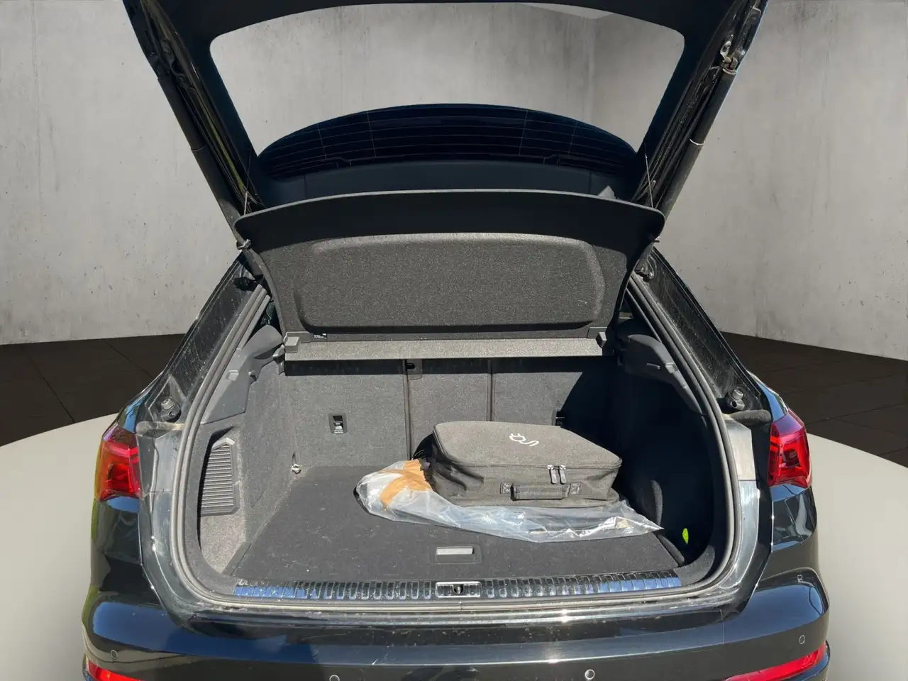 Audi Q3 1.4 TFSI e S line 45 e 180(245) kW(PS) S tron 18