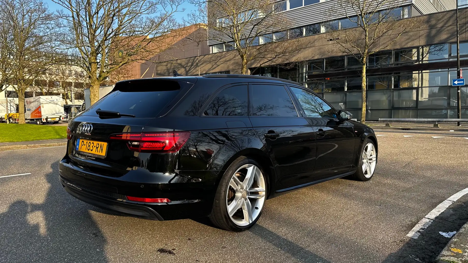 Audi A4 Avant 1.4 TFSI S tronic S-line, vol aan opties! Zwart - 2