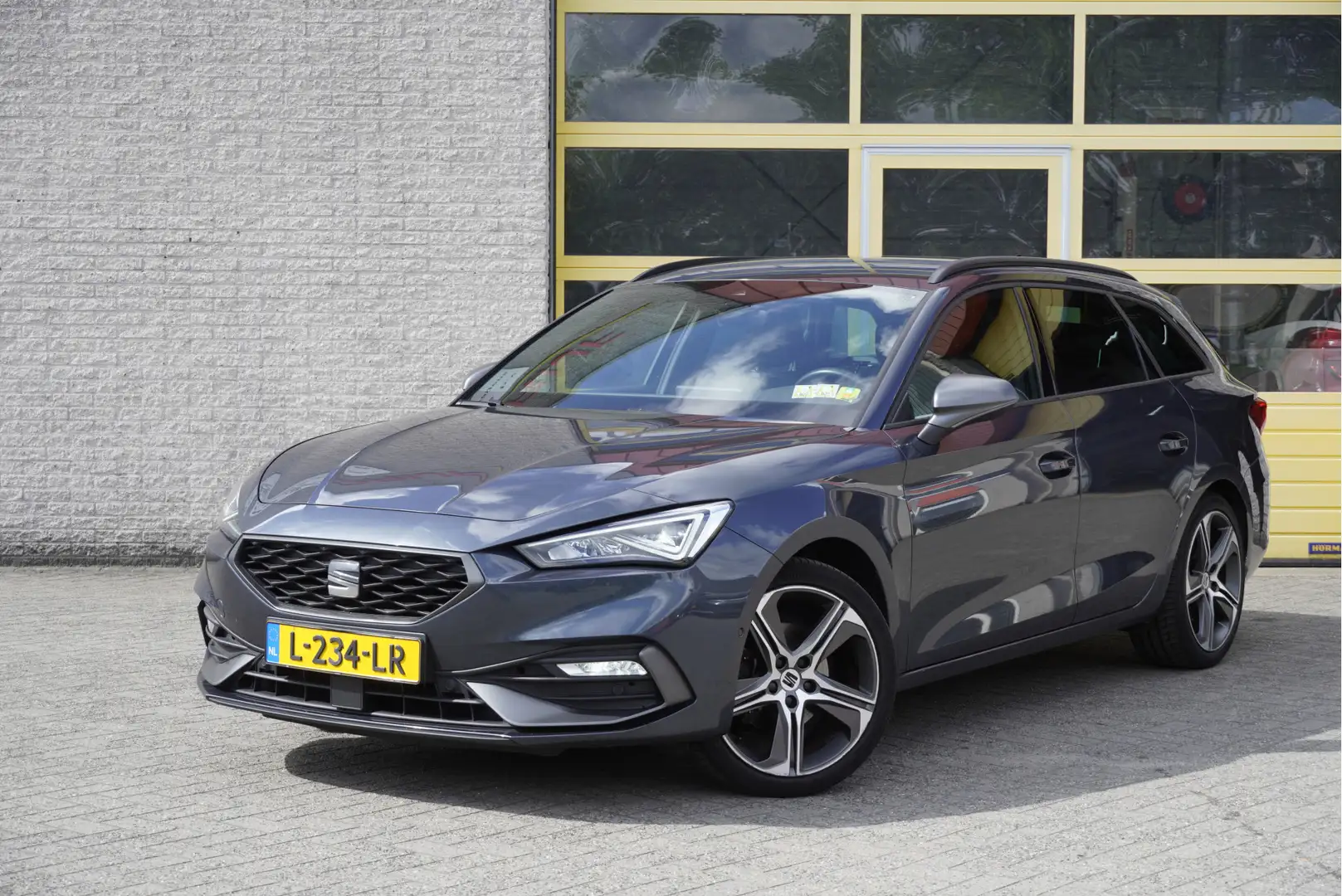 SEAT Leon Sportstourer 1.5 eTSI 150PK! Automaat FR Business Gris - 1
