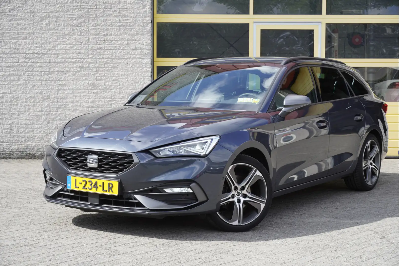 SEAT Leon Sportstourer 1.5 eTSI 150PK! Automaat FR Business Grijs - 1