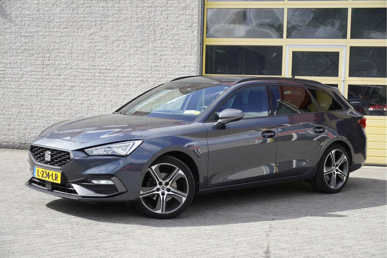 SEAT Leon Sportstourer 1.5 eTSI 150PK! Automaat FR Business Grijs - 2