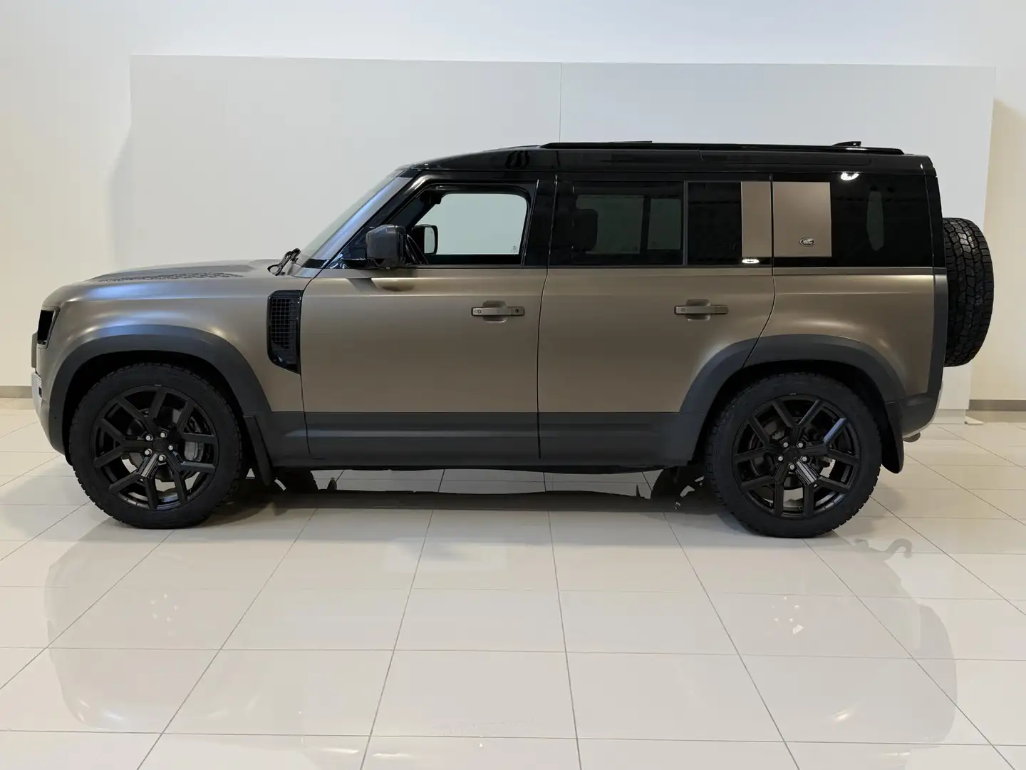 Land Rover Defender 110 3.0 P400 110 X-Dynamic HSE 22 Inch Gloss Black Braun - 2