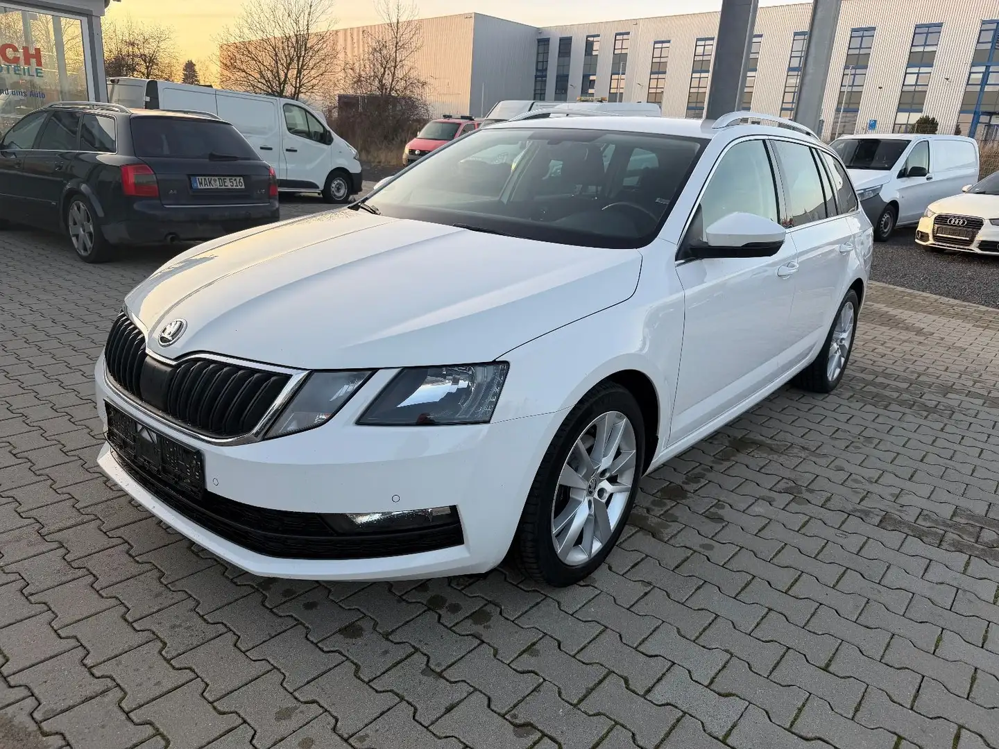 Skoda Octavia OCTAVIA COMBI AMBITION NAVI PDC SHZ Weiß - 1