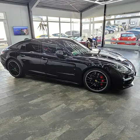 Porsche Panamera view 9