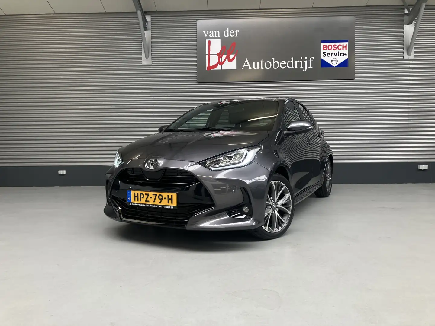 Toyota Yaris 1.5 Hybrid 130 EXEC/HEAD-UP/JBL/PDC/DODEHOEK/17 IN Grijs - 1