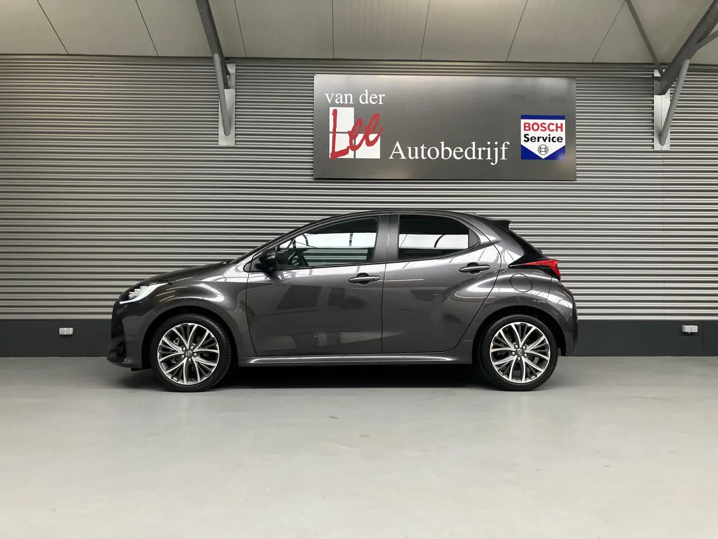 Toyota Yaris 1.5 Hybrid 130 EXEC/HEAD-UP/JBL/PDC/DODEHOEK/17 IN Grijs - 2