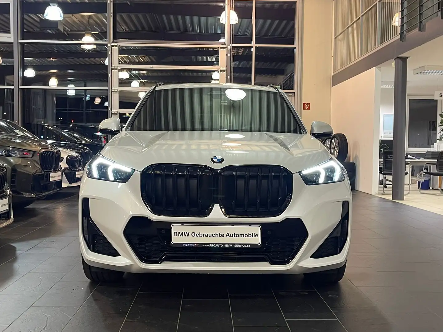 BMW X1 18i sDrive M Sport Pro A-LED/AHK/Pano/Alu19" Weiß - 2