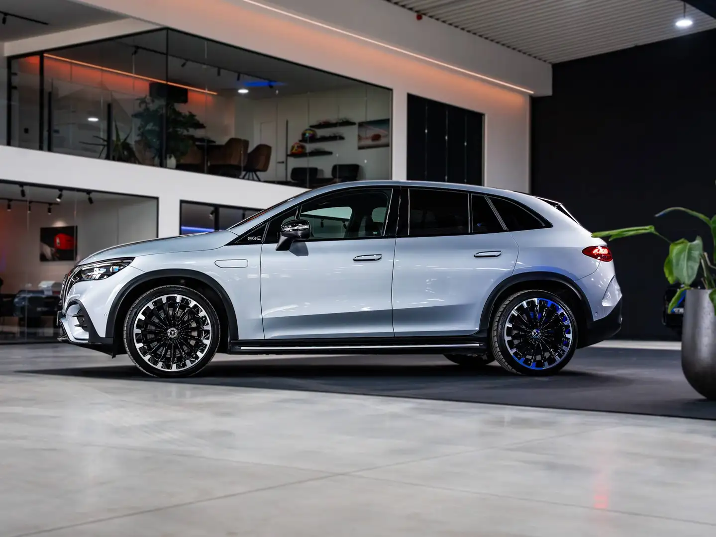 Mercedes-Benz EQE SUV EQE 500 - 4MATIC - AMG Line - AIRMATIC Luchtvering - Trekhaak - Pano - 22" Silber - 2