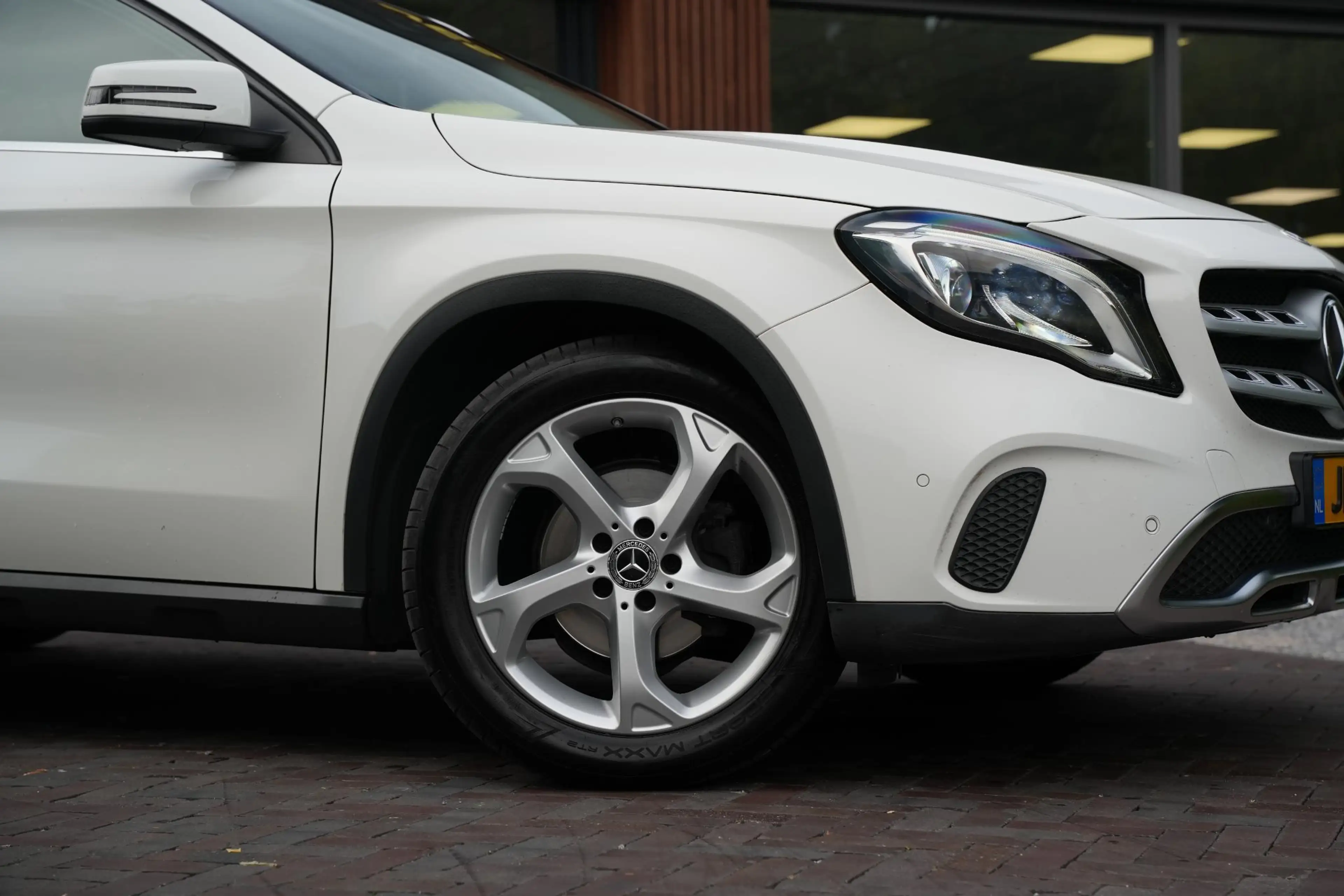 Mercedes-Benz GLA 180 Business Solution Pano Led — photo 14