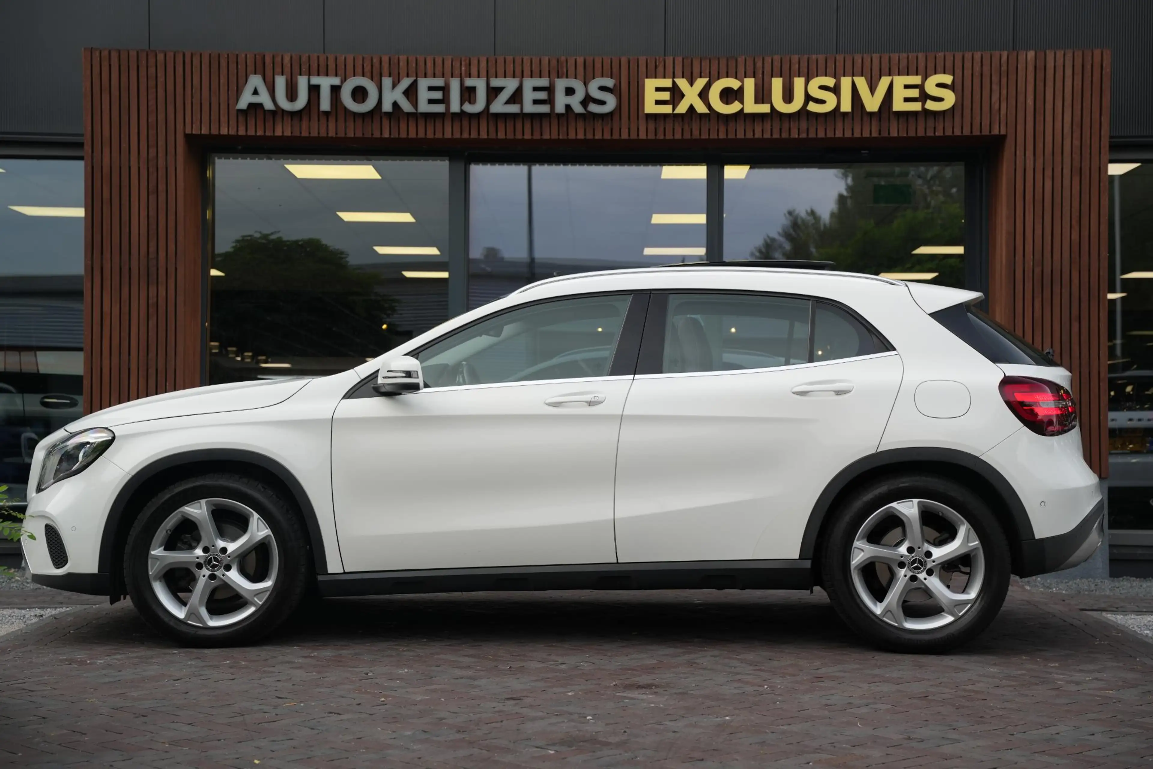 Mercedes-Benz GLA 180 Business Solution Pano Led — photo 9