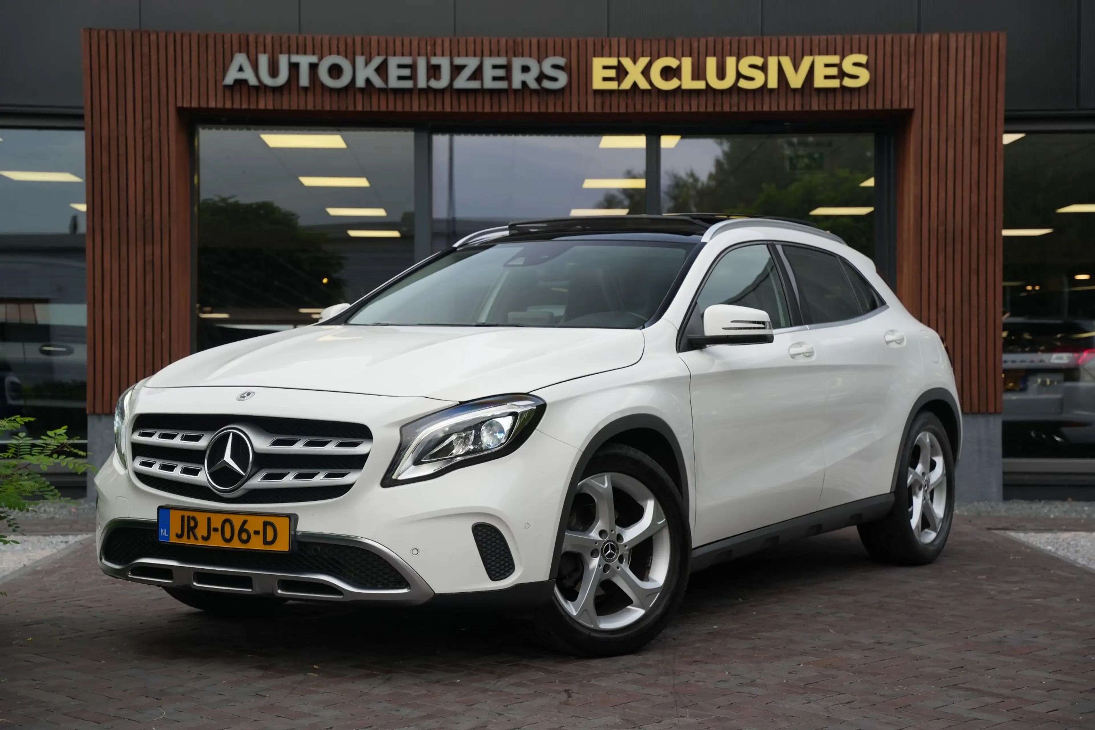 Mercedes-Benz GLA 180 Business Solution Pano Led — photo 7