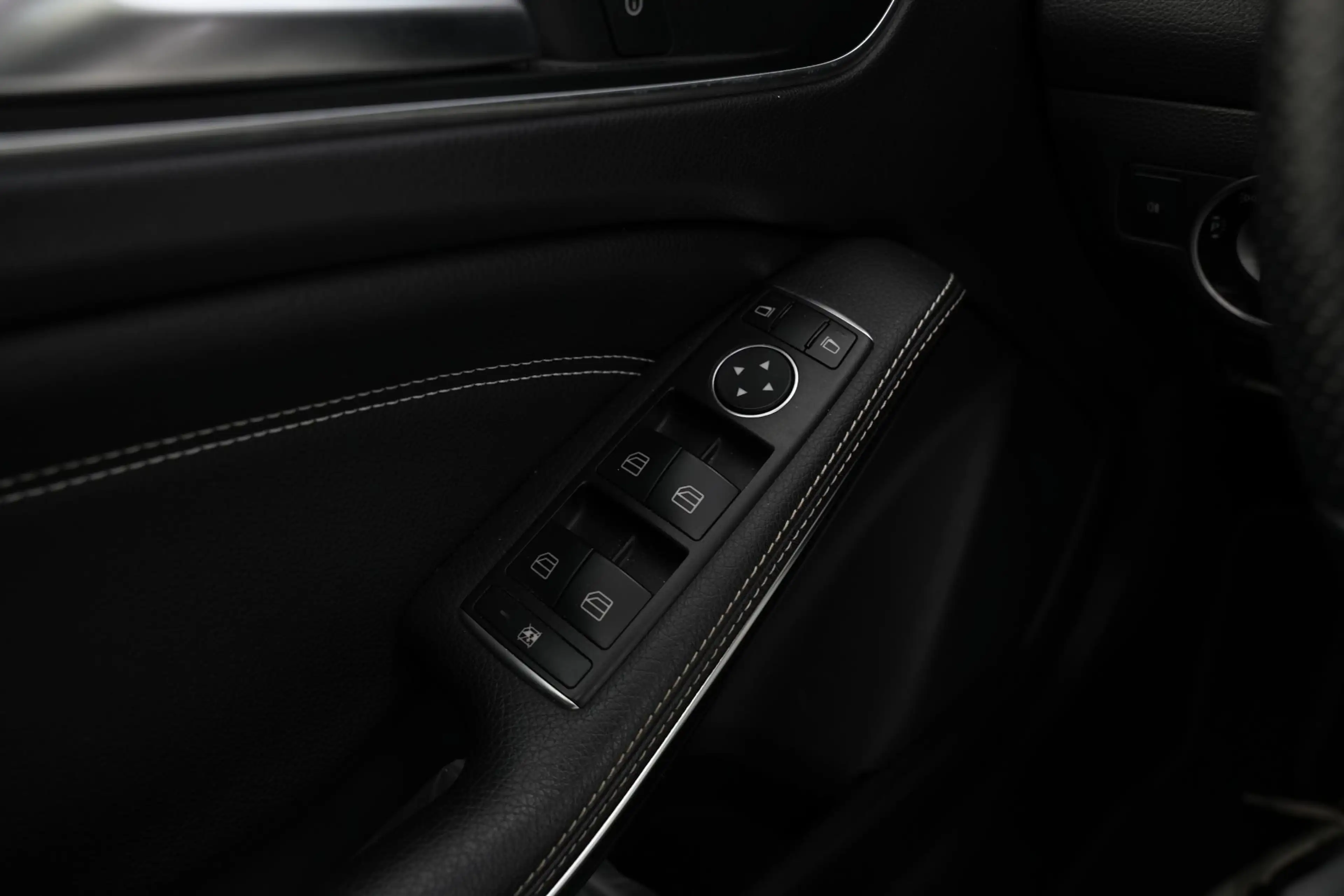 Mercedes-Benz GLA 180 Business Solution Pano Led — photo 35