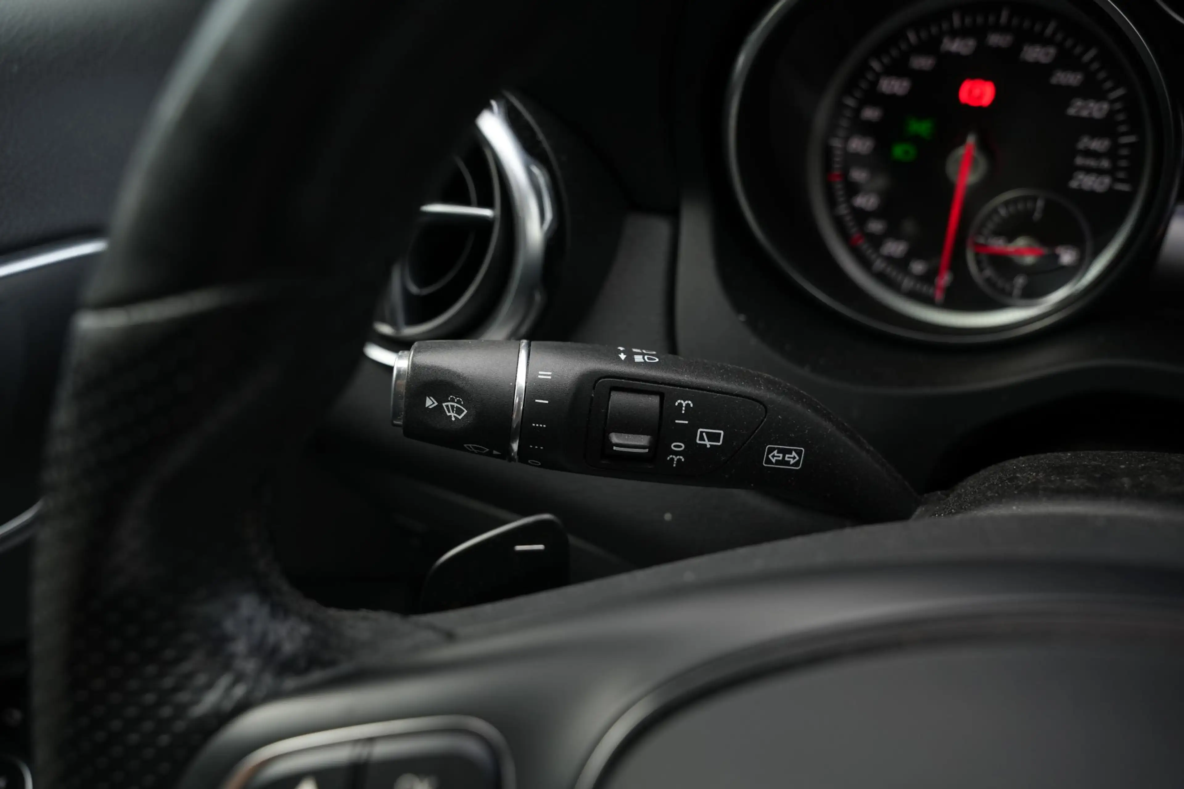 Mercedes-Benz GLA 180 Business Solution Pano Led — photo 34