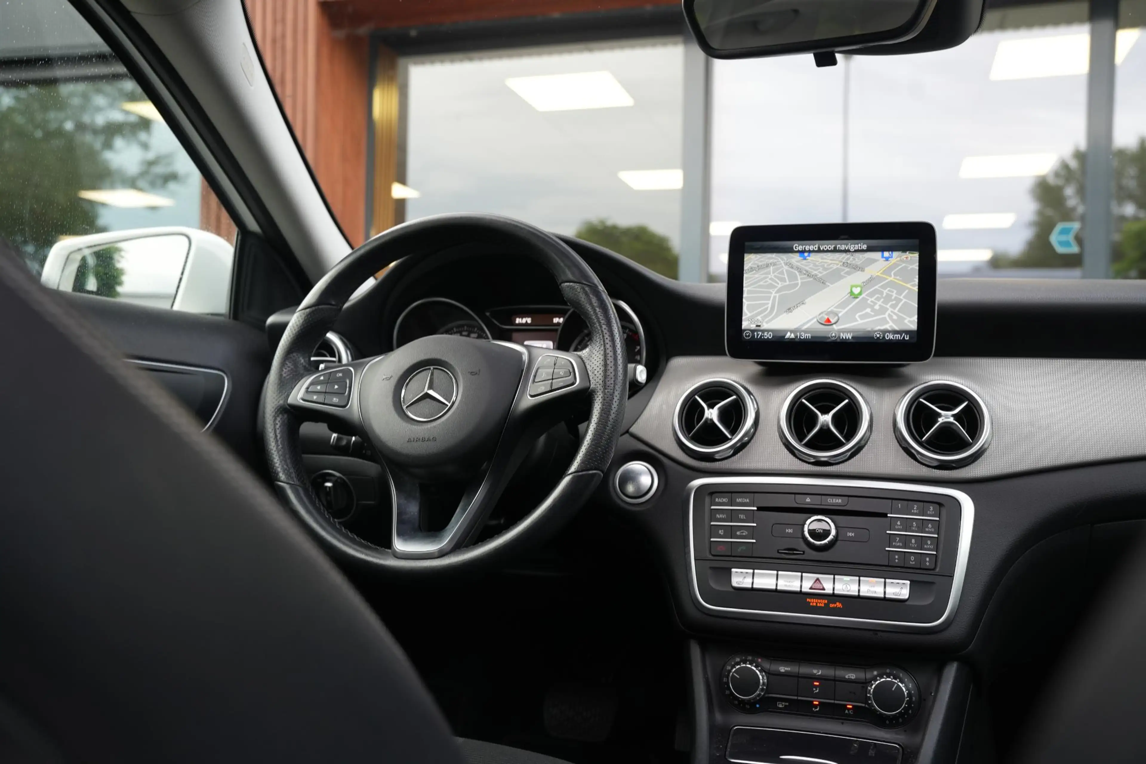 Mercedes-Benz GLA 180 Business Solution Pano Led — photo 15