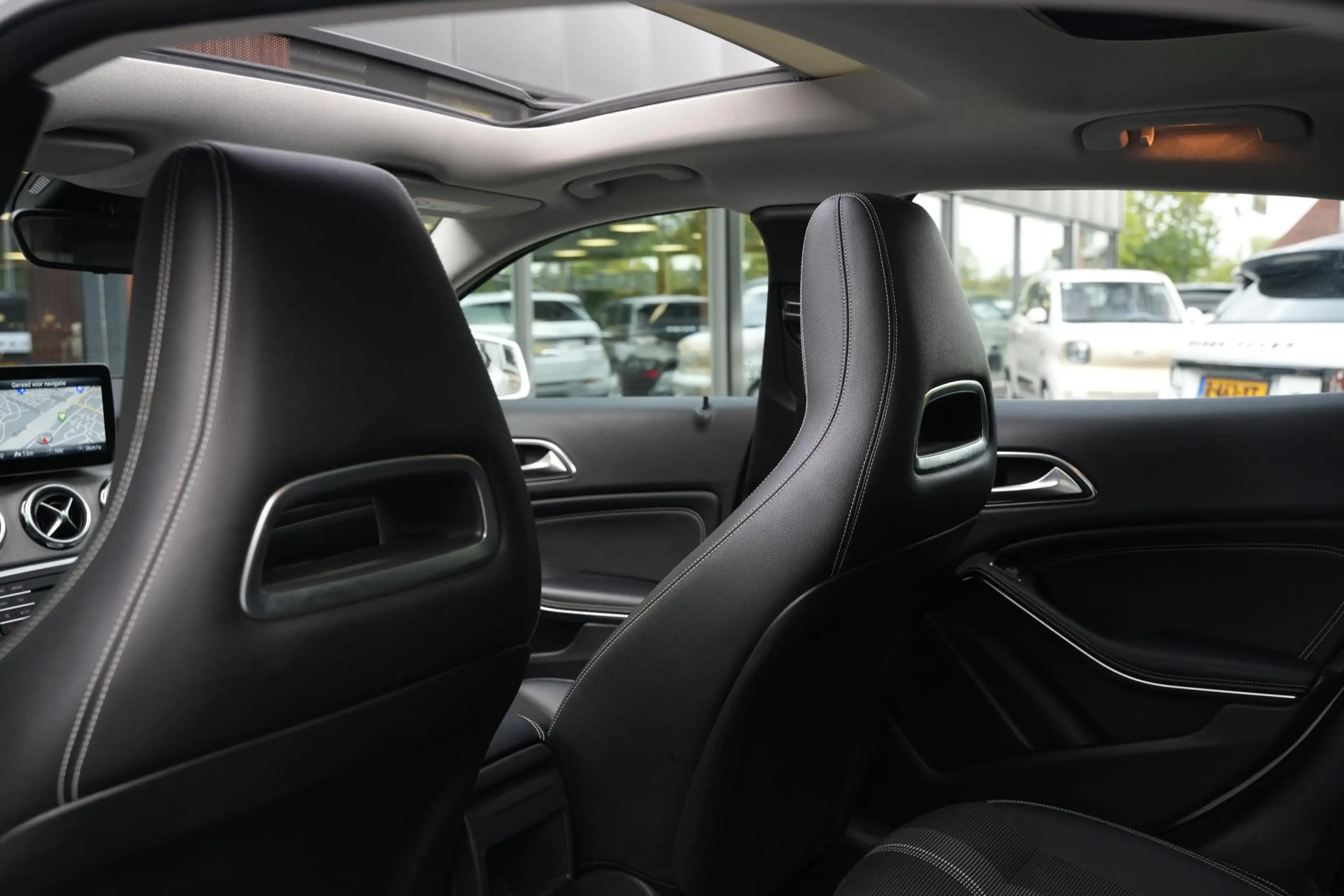Mercedes-Benz GLA 180 Business Solution Pano Led — photo 28