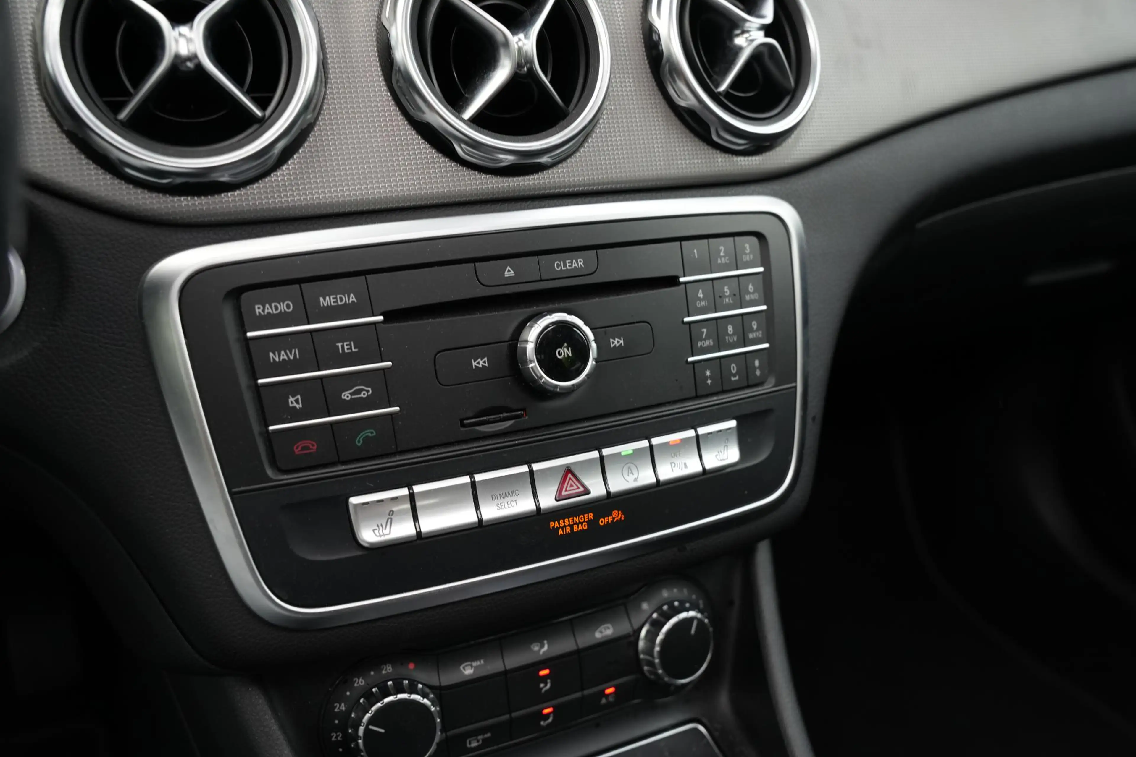 Mercedes-Benz GLA 180 Business Solution Pano Led — photo 29