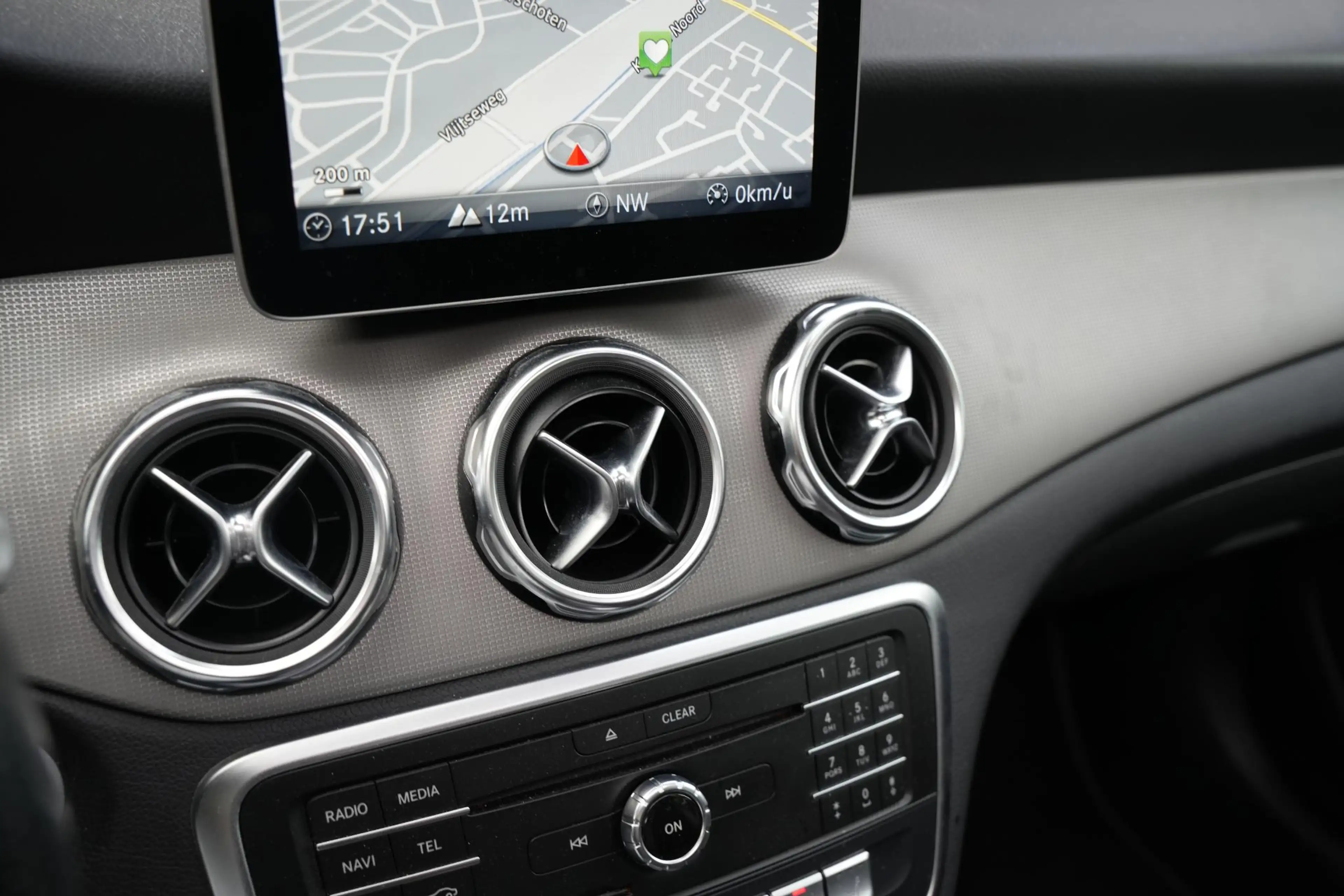 Mercedes-Benz GLA 180 Business Solution Pano Led — photo 19
