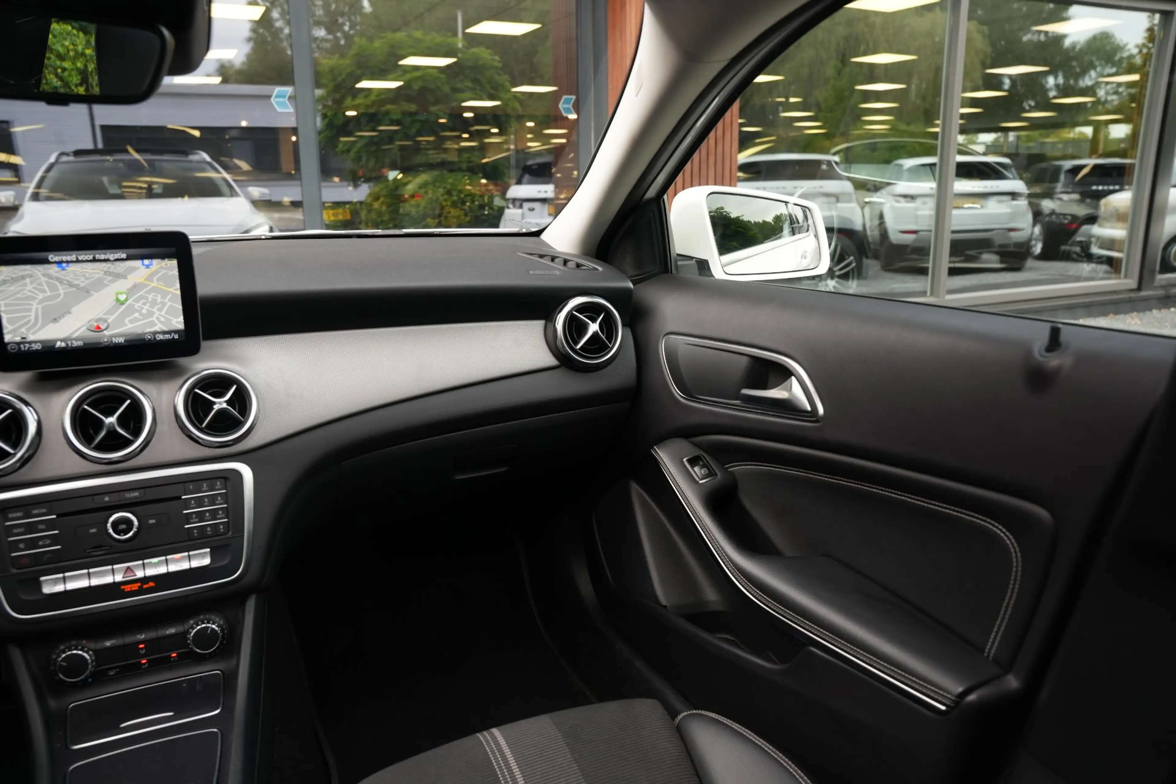 Mercedes-Benz GLA 180 Business Solution Pano Led — photo 26