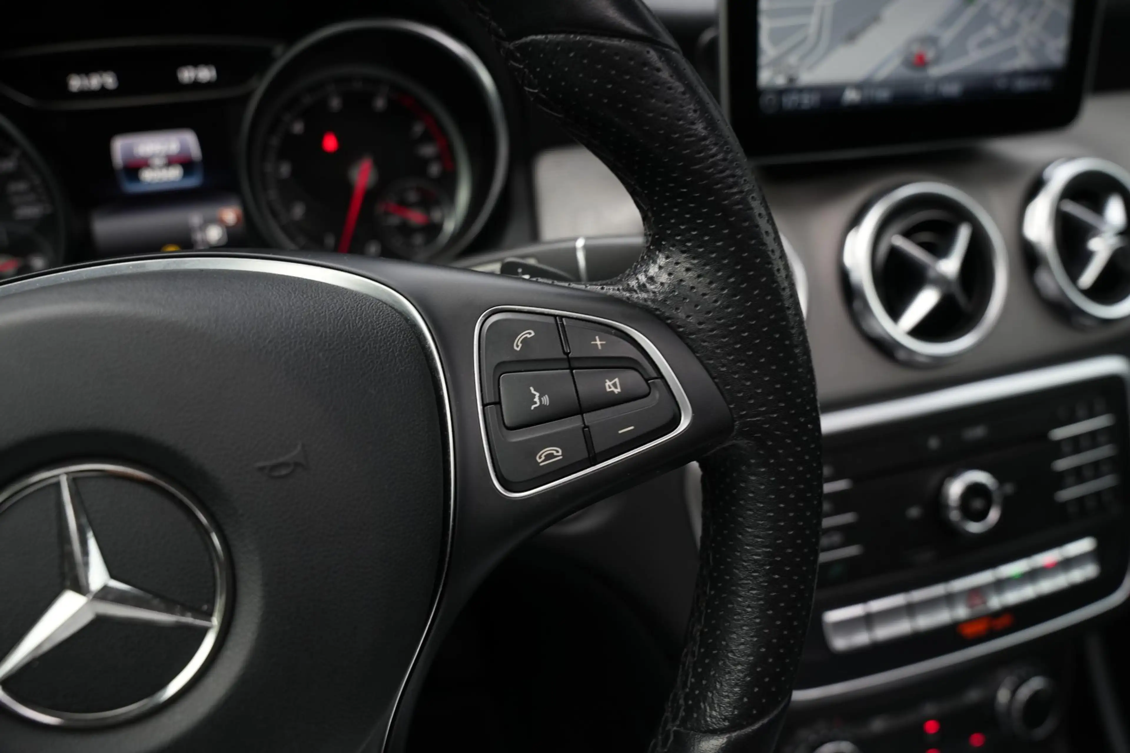 Mercedes-Benz GLA 180 Business Solution Pano Led — photo 32