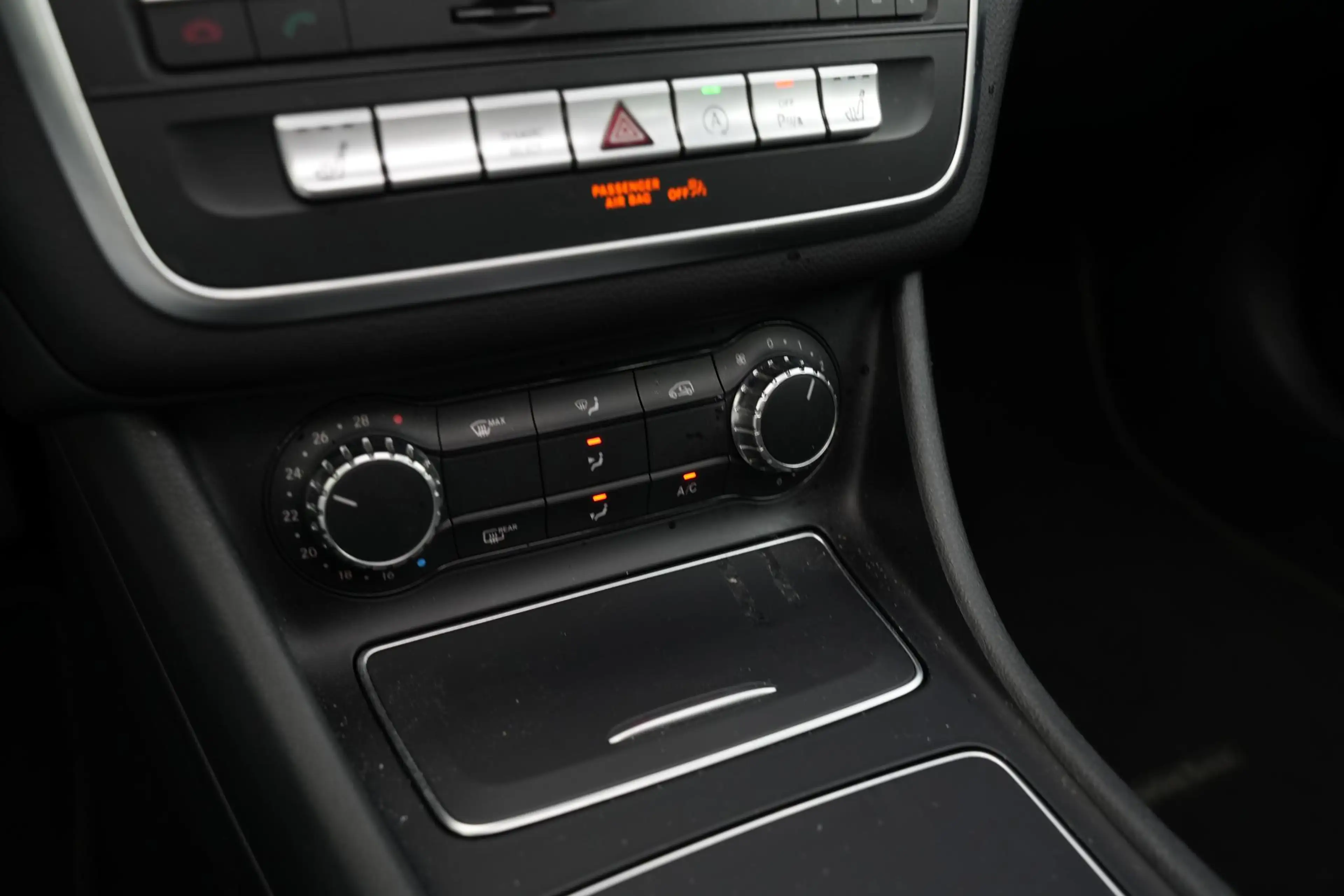 Mercedes-Benz GLA 180 Business Solution Pano Led — photo 30