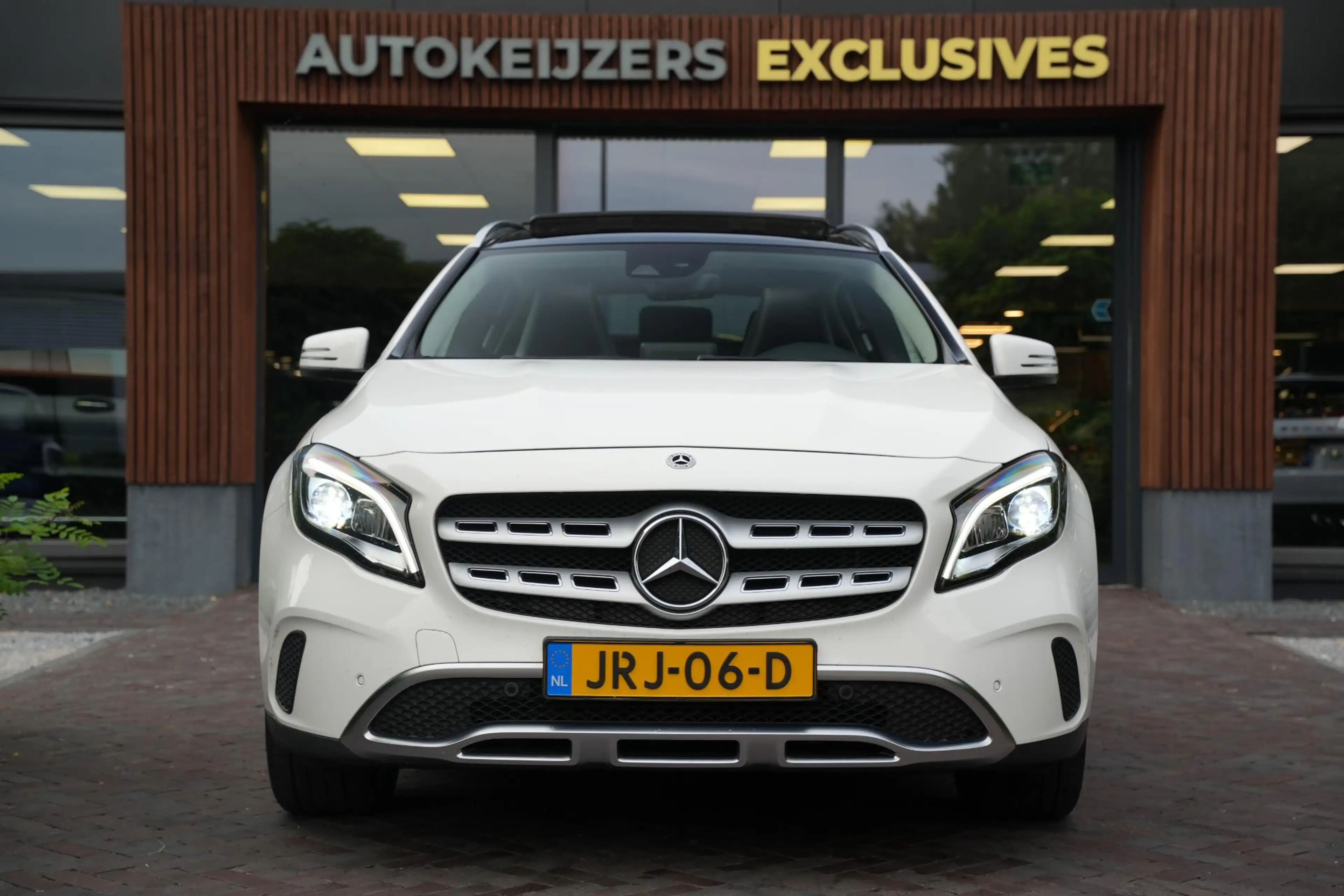Mercedes-Benz GLA 180 Business Solution Pano Led — photo 5