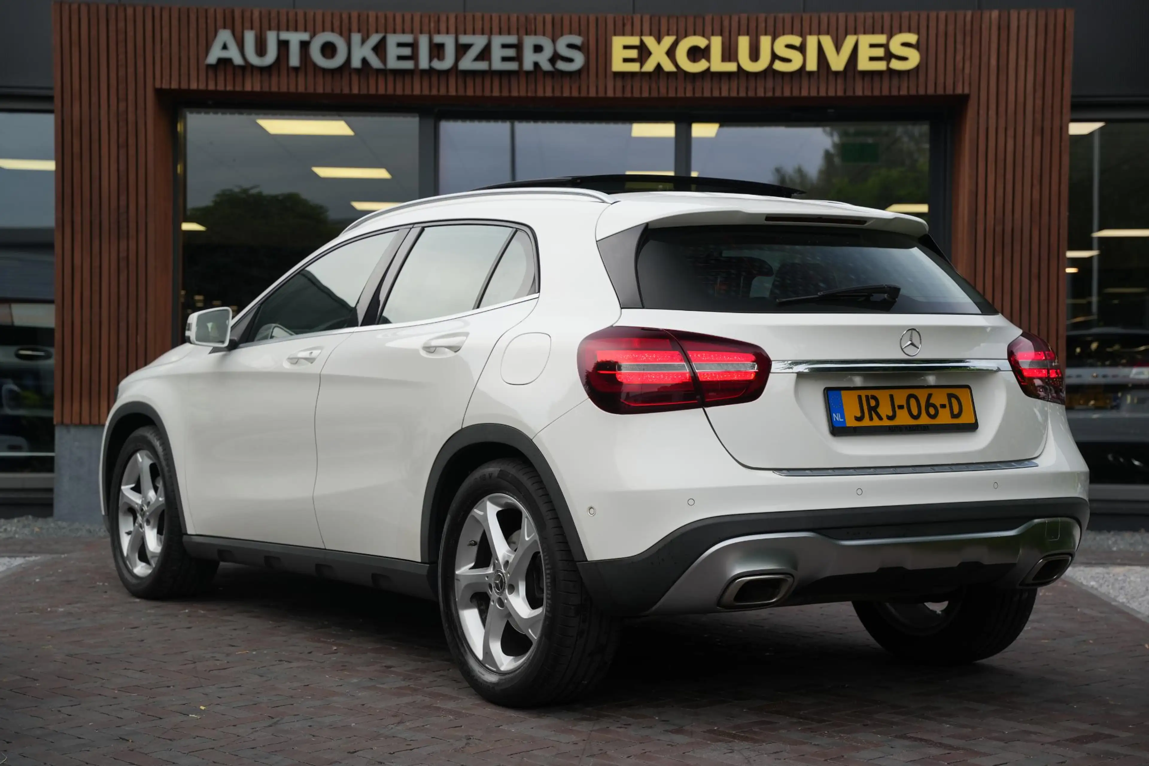 Mercedes-Benz GLA 180 Business Solution Pano Led — photo 3