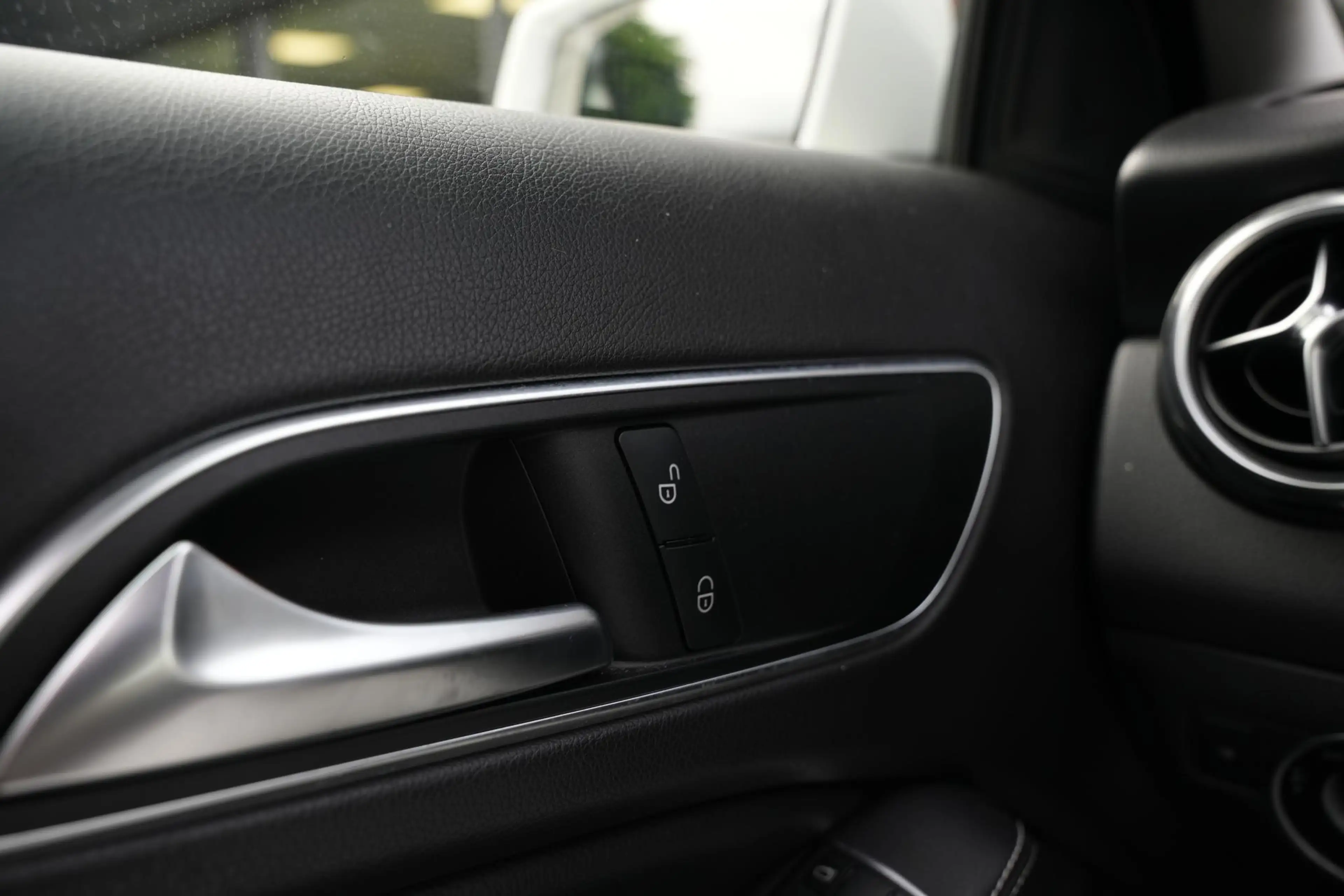Mercedes-Benz GLA 180 Business Solution Pano Led — photo 36