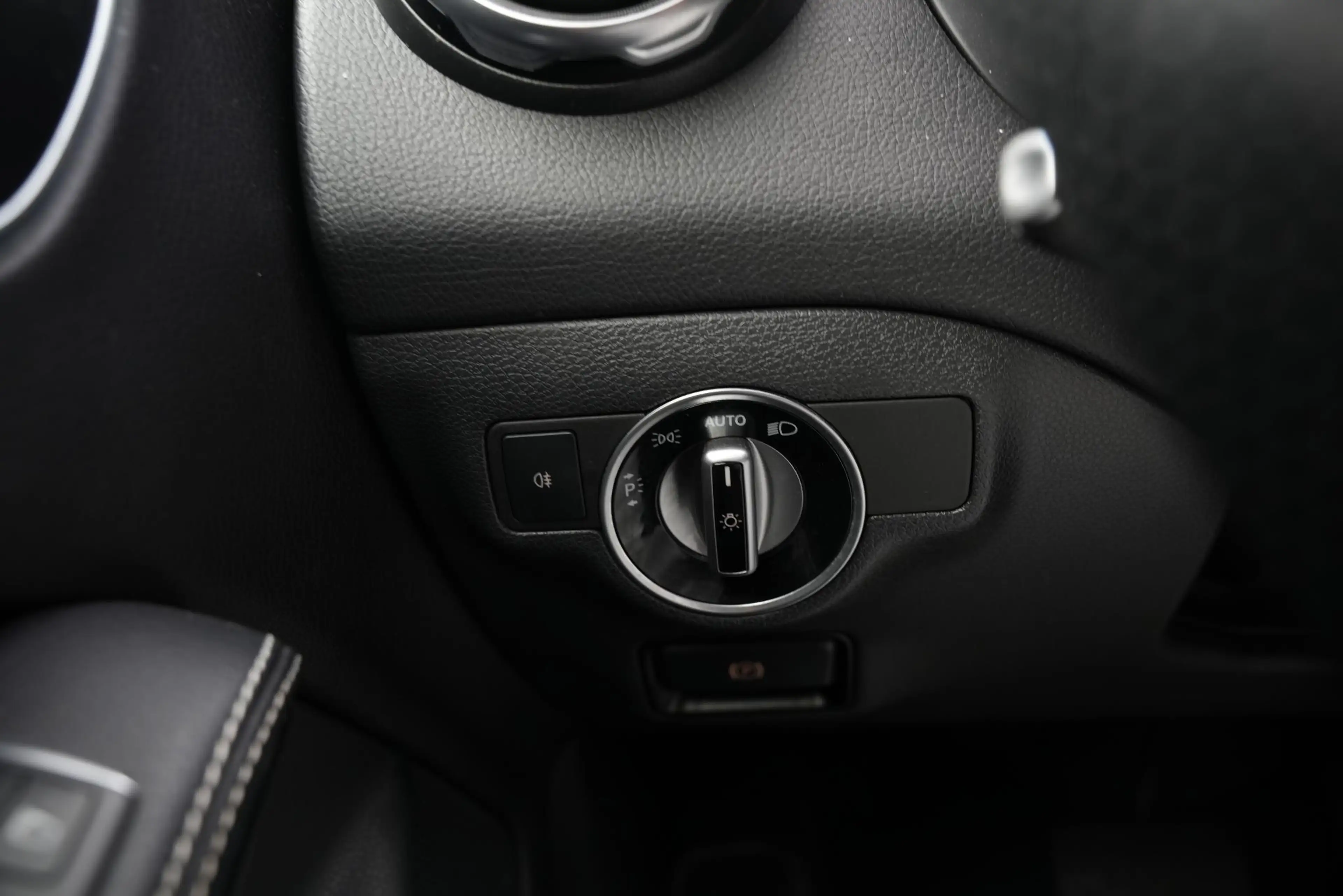 Mercedes-Benz GLA 180 Business Solution Pano Led — photo 37