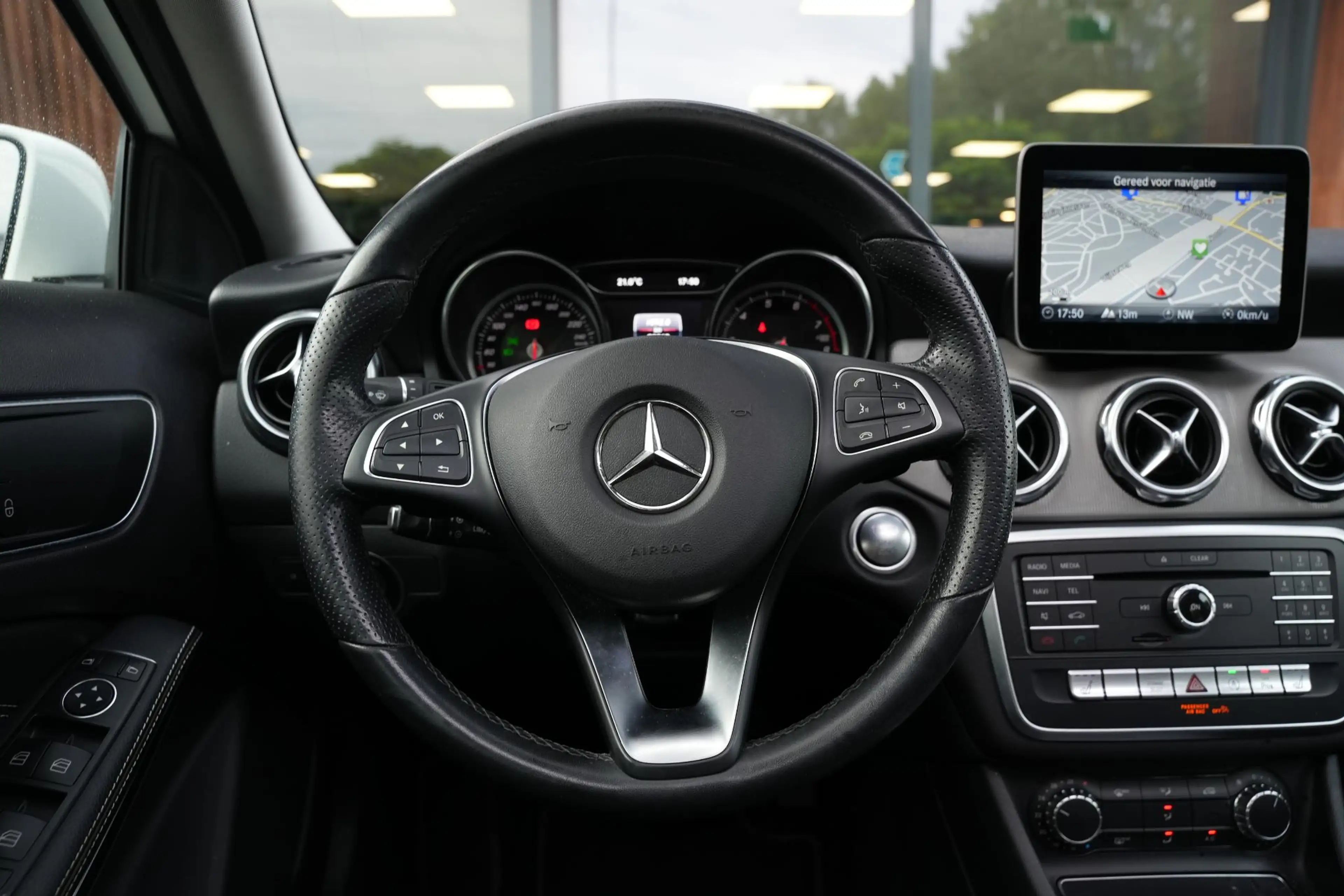 Mercedes-Benz GLA 180 Business Solution Pano Led — photo 8
