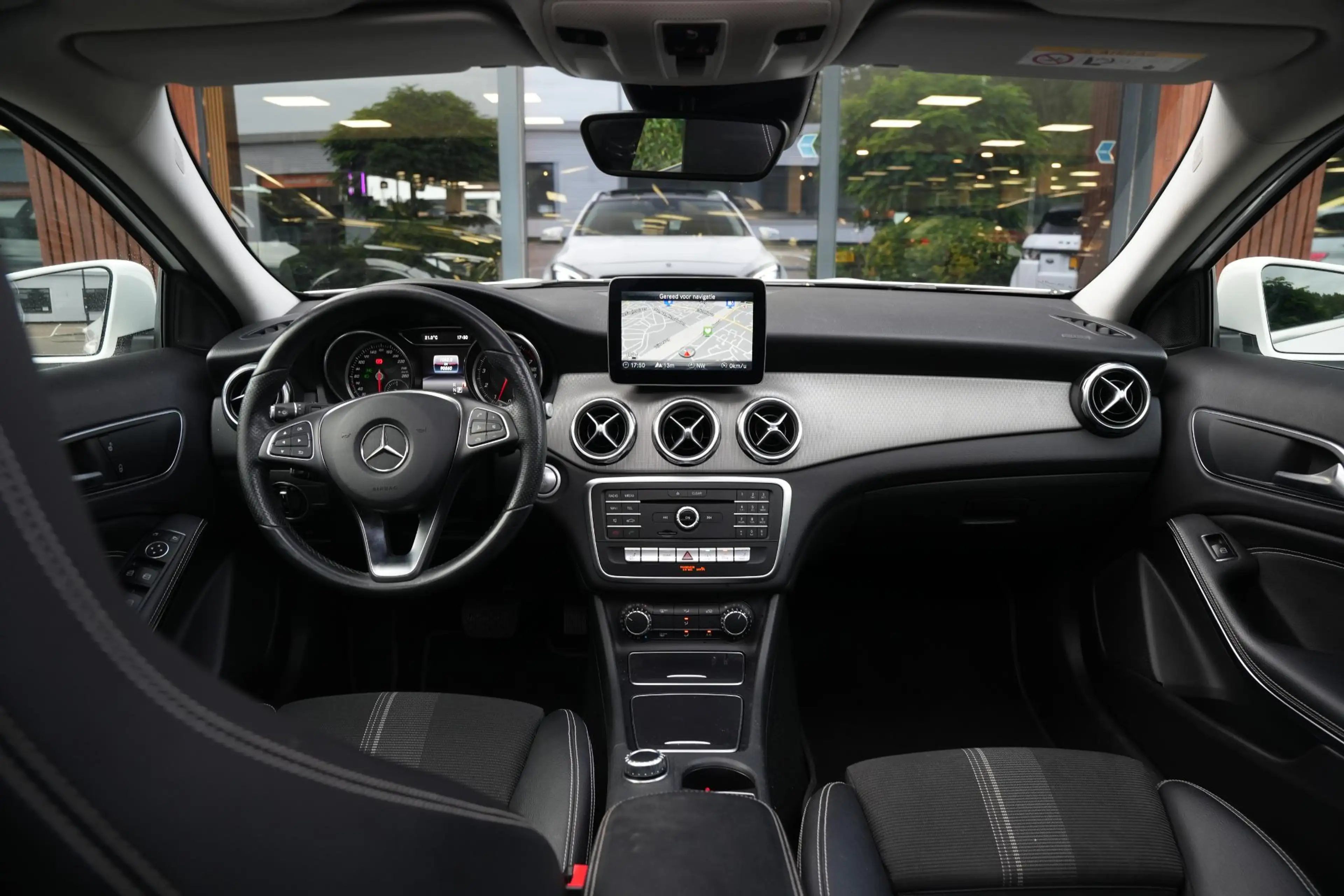 Mercedes-Benz GLA 180 Business Solution Pano Led — photo 2