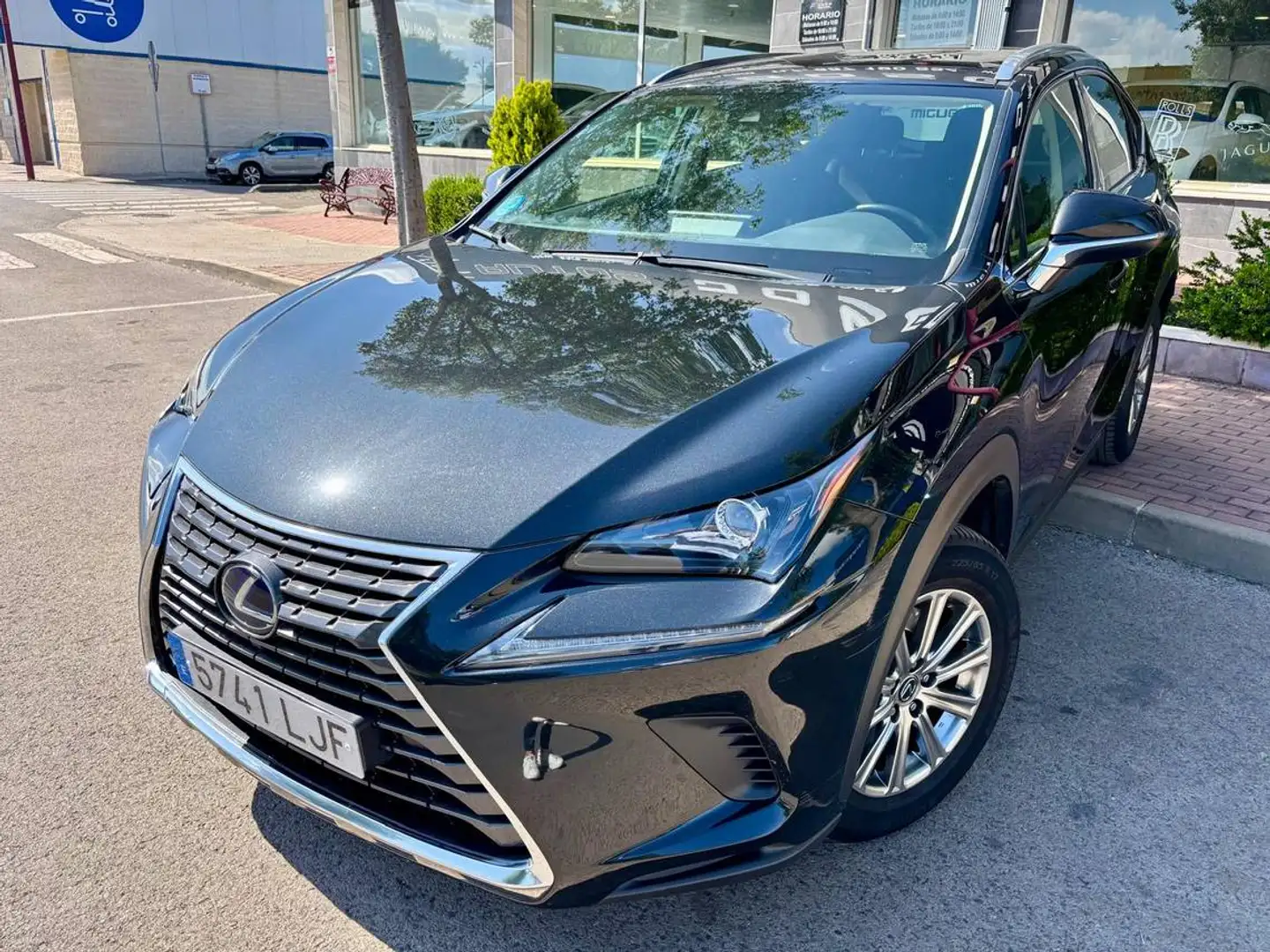 Lexus NX 300 300h Business Navigation 2WD Černá - 2