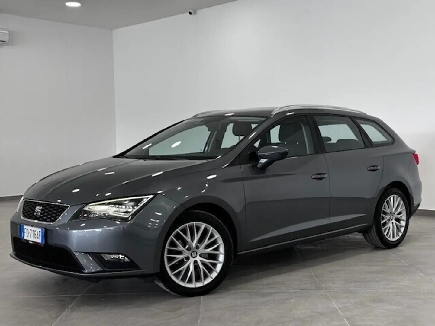 SEAT Leon 1.6 TDI 105 CV ST Start/Stop Business NAVI Grijs - 1