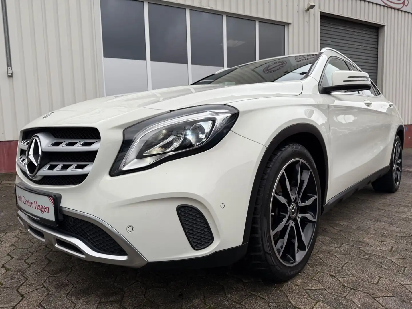 Mercedes-Benz GLA 220 d 130kW 177PS Exclusive/Leder/AHK/KAM/LED Weiß - 1