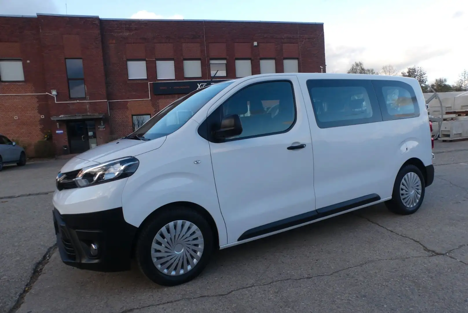 Toyota Proace 2.0 Comfort 9-Sit*Temp*Navi*2xDachklima* Weiß - 1