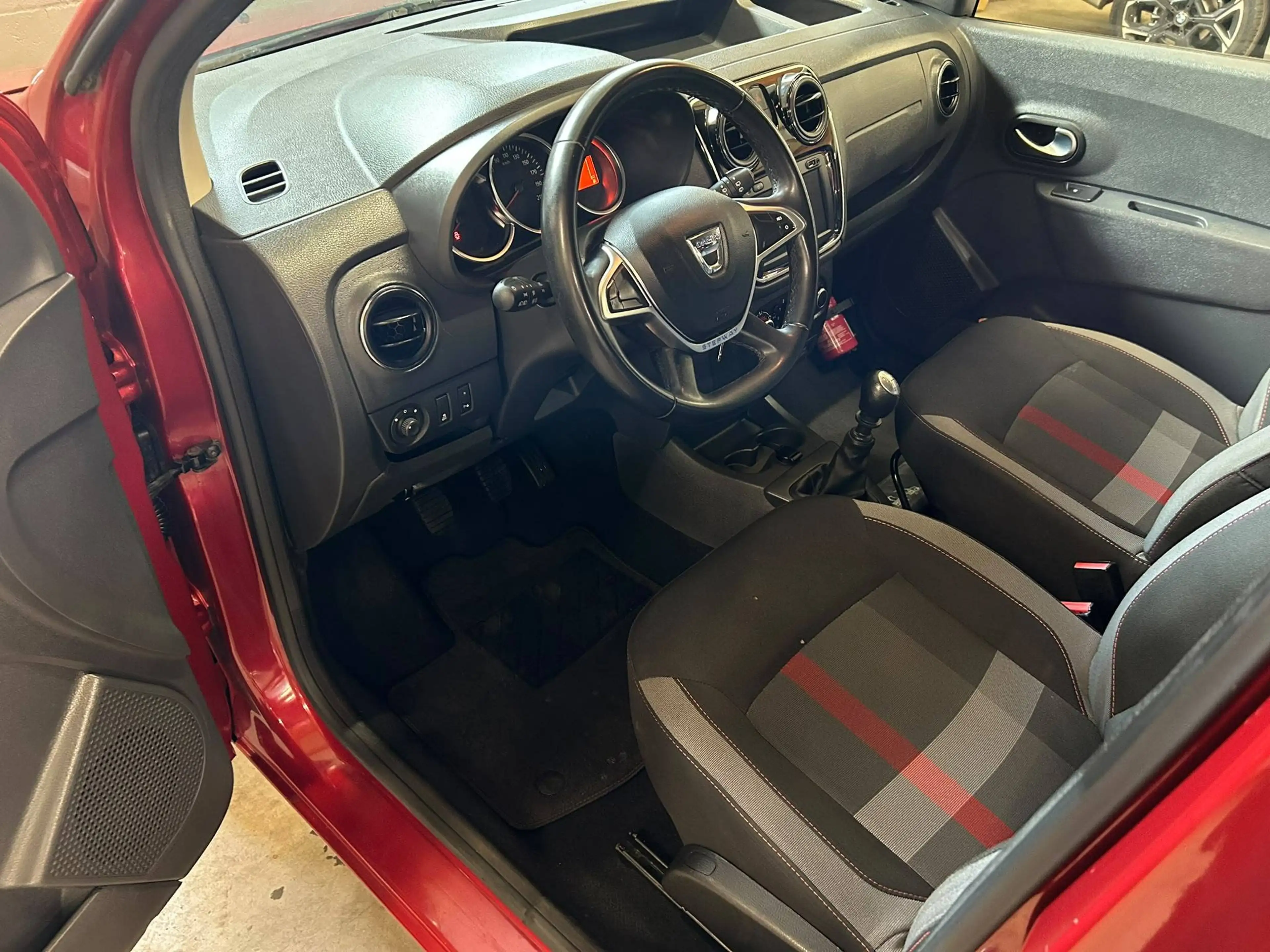 Dacia Dokker Stepway 1.3 TCe 131CV Airco Caméra PDC Cruise GPS — photo 10
