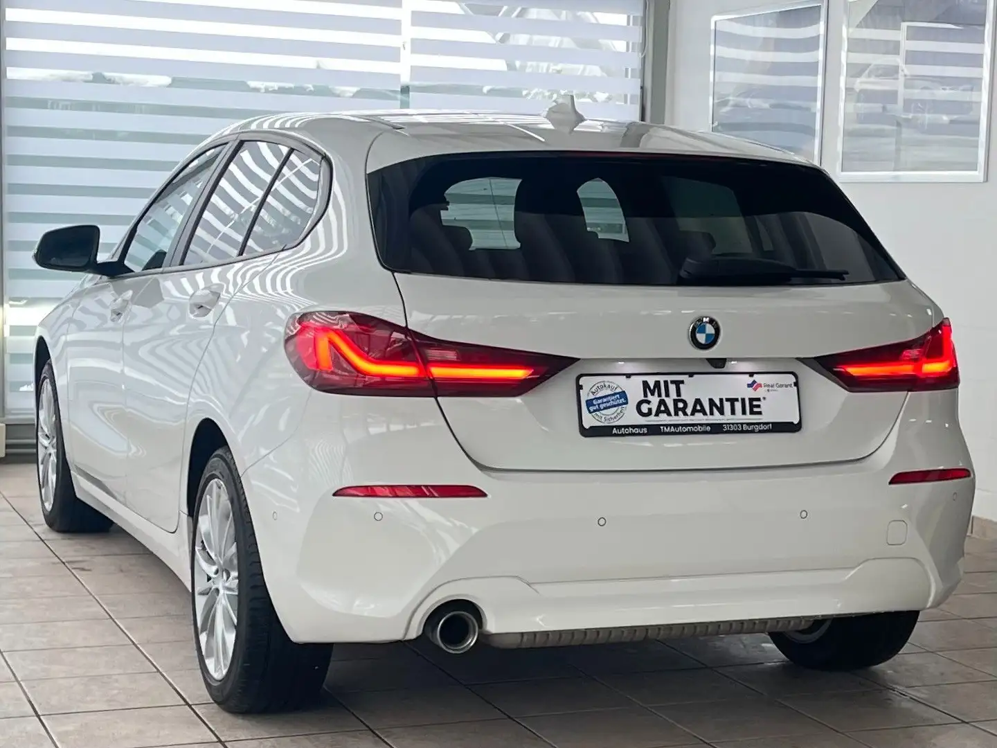 BMW 118 i Aut.KAMERA SPORTS. KeylessG Lnkrdheiz Alu17 Blanc - 2