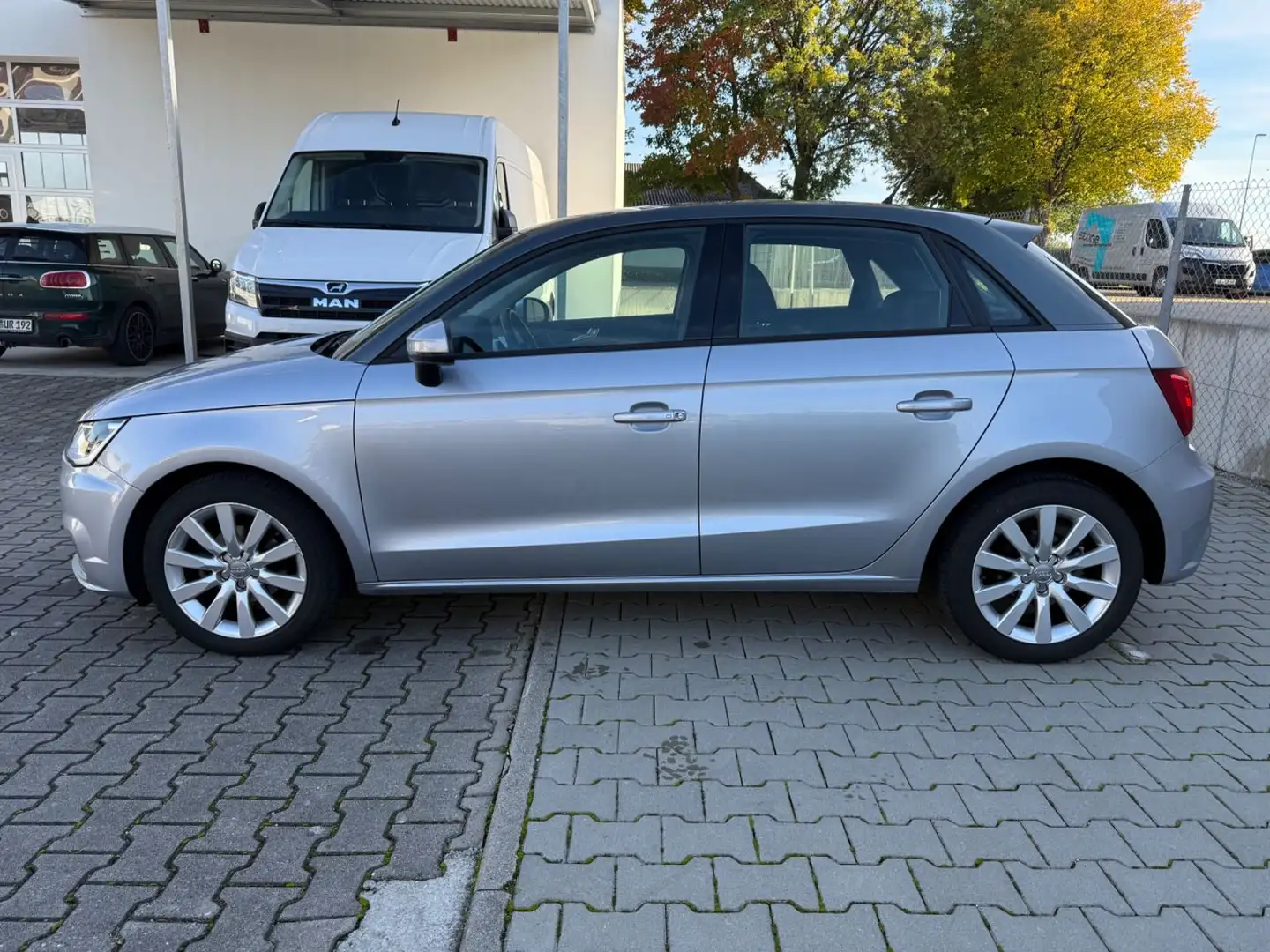 Audi A1 Sportback sport PDC*SITZHEIZ*KLIMAAUTOM*NAVI* Silber - 2
