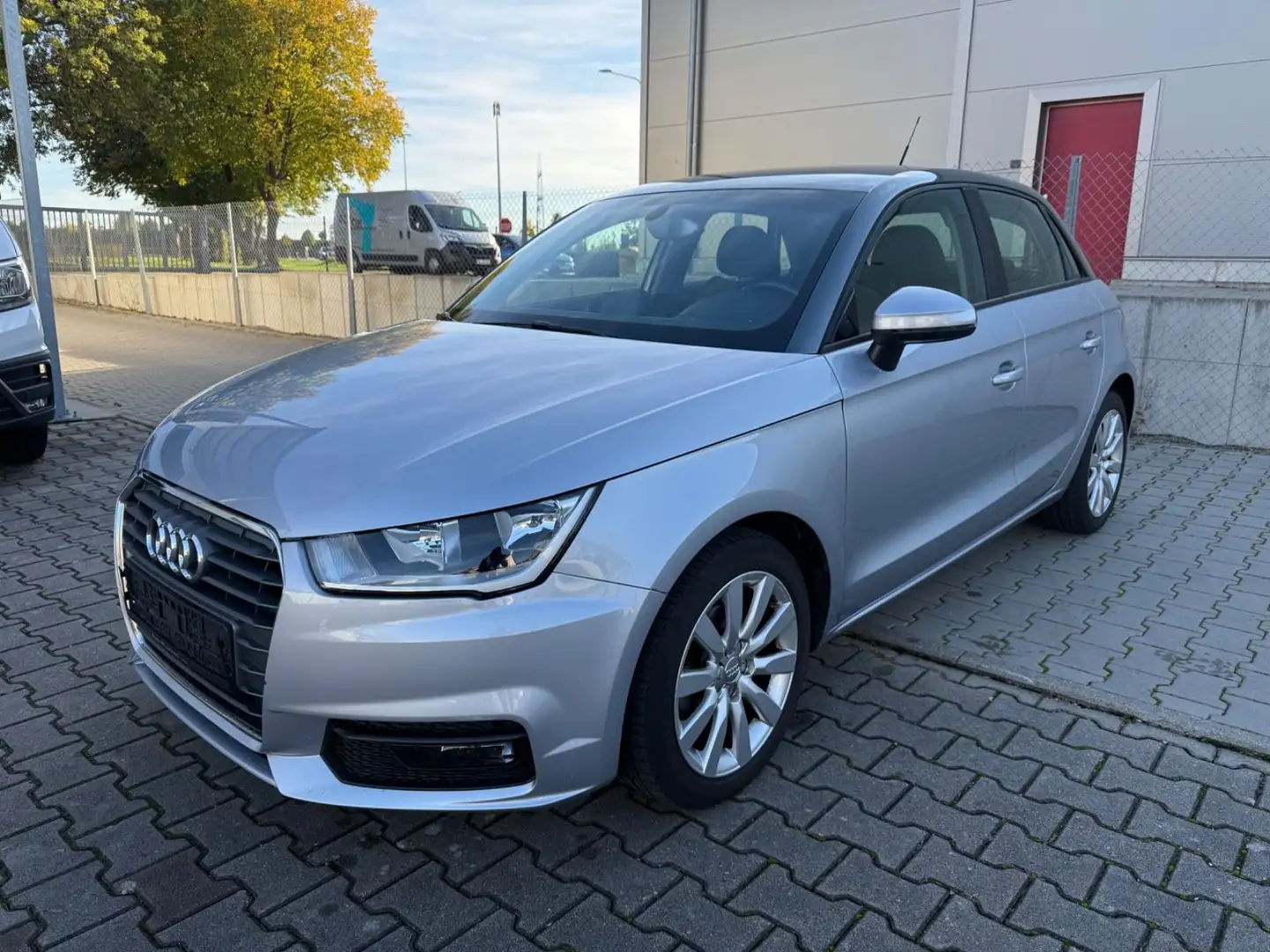 Audi A1 Sportback sport PDC*SITZHEIZ*KLIMAAUTOM*NAVI* Silber - 1