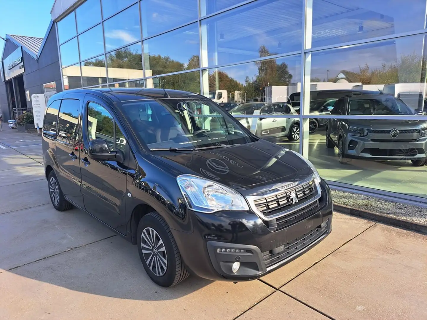 Peugeot Partner 1.2 PureTech 110 Active STT Noir - 2