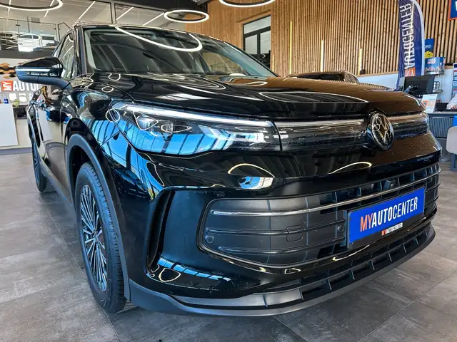 Volkswagen Tiguan view 3