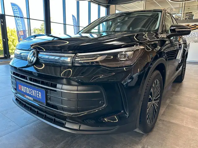 Volkswagen Tiguan view 4