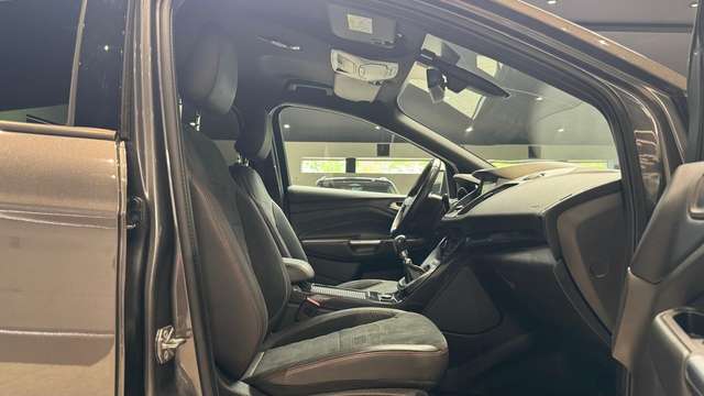 Ford Kuga — photo 12