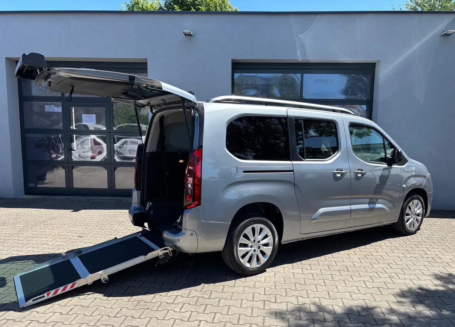 Opel Combo Ultimate Automatik Behindertengerecht Rollstuhl 5+ Grau - 1