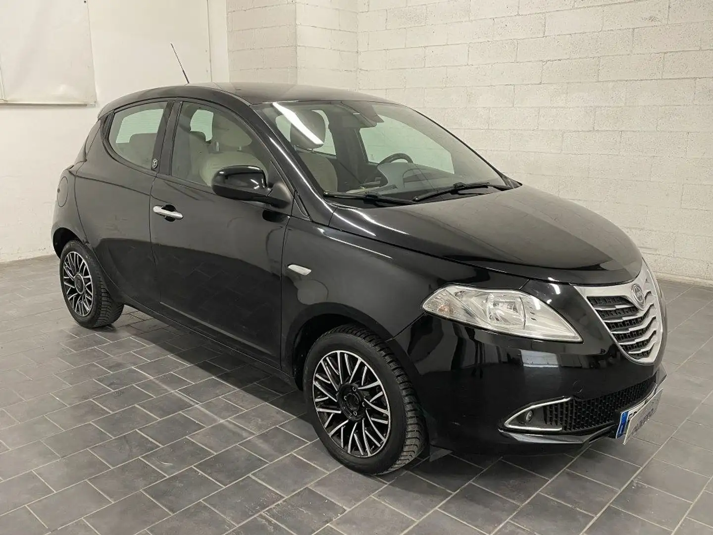 Lancia Ypsilon 1.2 69 CV 5 porte 30th Anniversary-5PTI Nero - 1