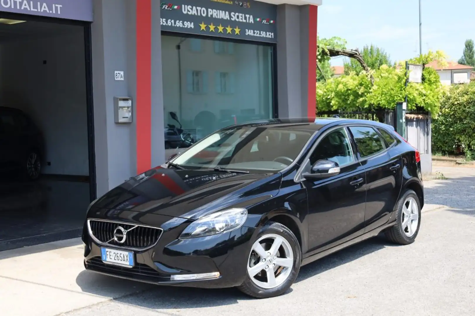Volvo V40 D2 2.0d UniPropietario Tagliandata per NEOPATENTAT Black - 1